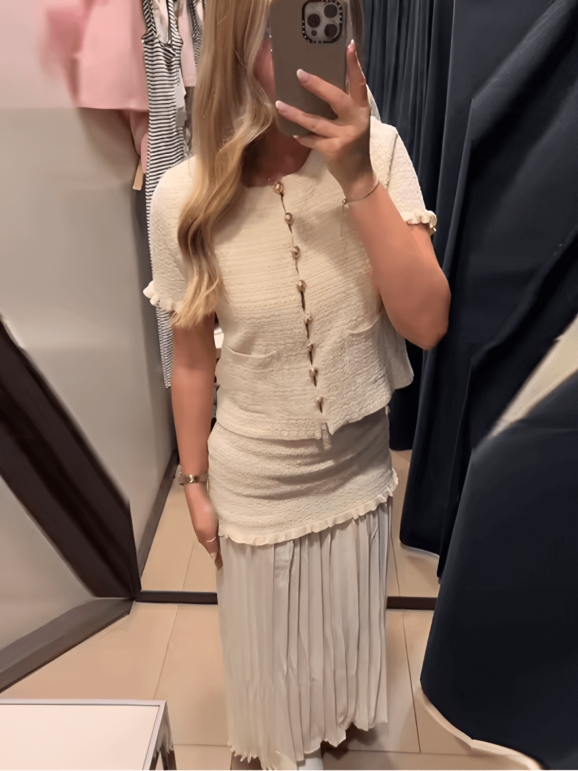 Conjunto Feminino em Tweed Texturizado com Blusa de Mangas Curtas Bolsos e Saia Longa Plissada em Duas Camadas - Suiany