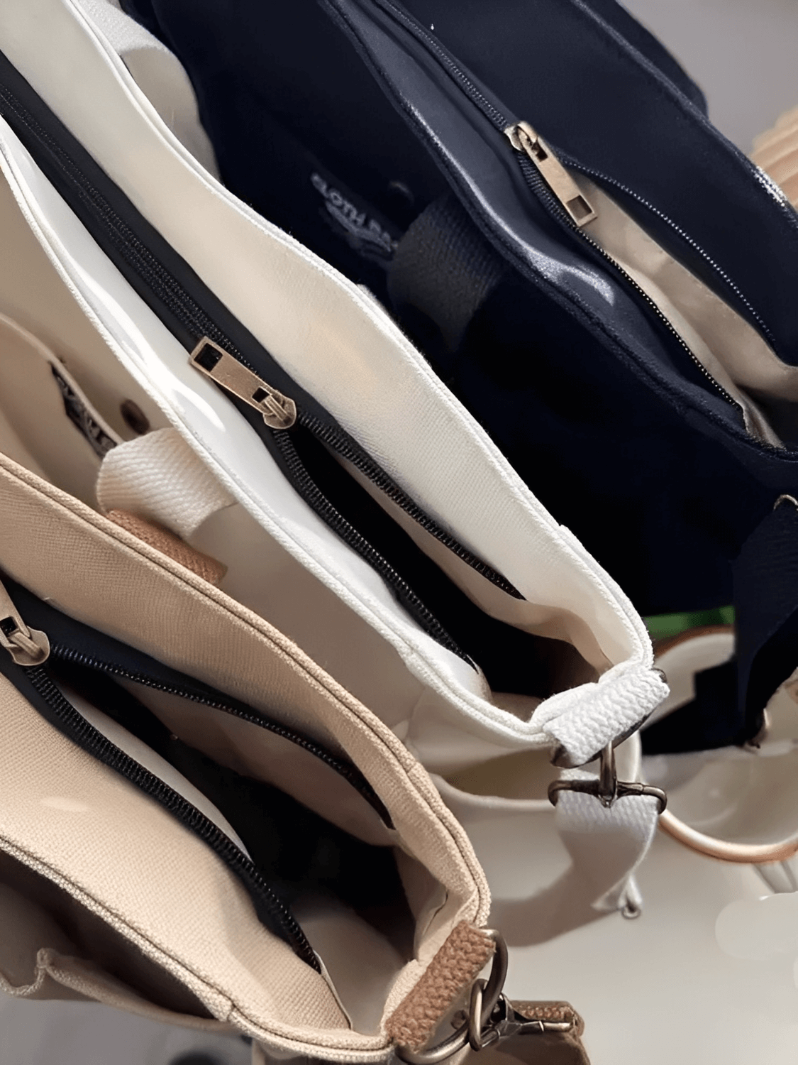 Bolsa Feminina Grande em Lona com Alça Ajustável Removível Bolsos e Compartimento Interno - Rania