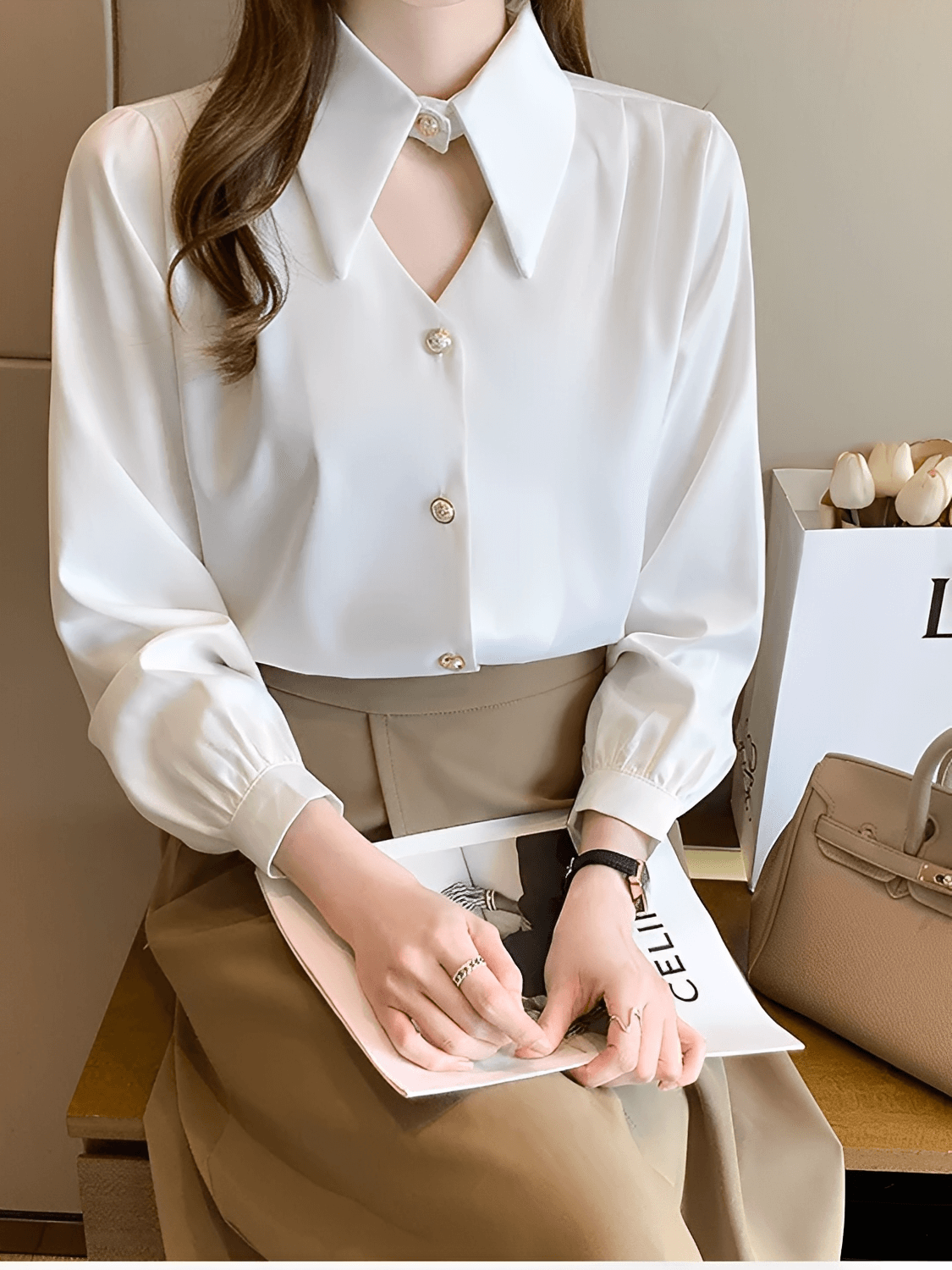 Camisa Feminina Acetinada com Gola Lapela Alongada e Fecho Decorativo Elegante no Pescoço – Lira