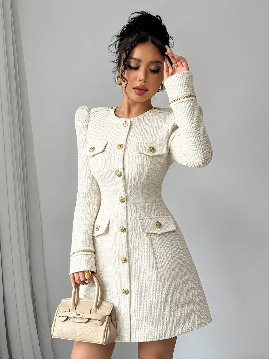 Vestido em Tweed Estruturado Levemente Evasê com Botões Dourados - Antonela