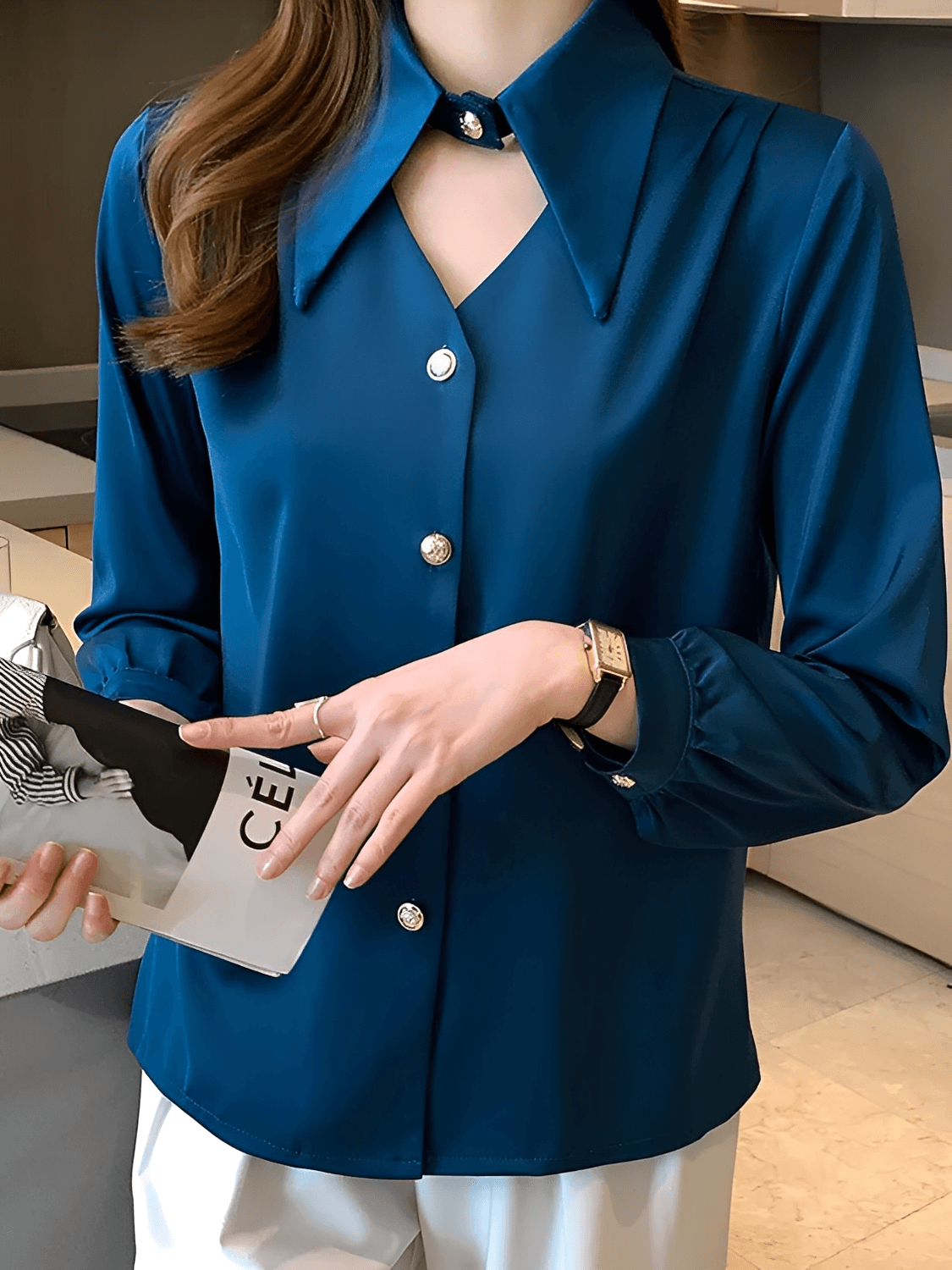 Camisa Feminina Acetinada com Gola Lapela Alongada e Fecho Decorativo Elegante no Pescoço – Lira