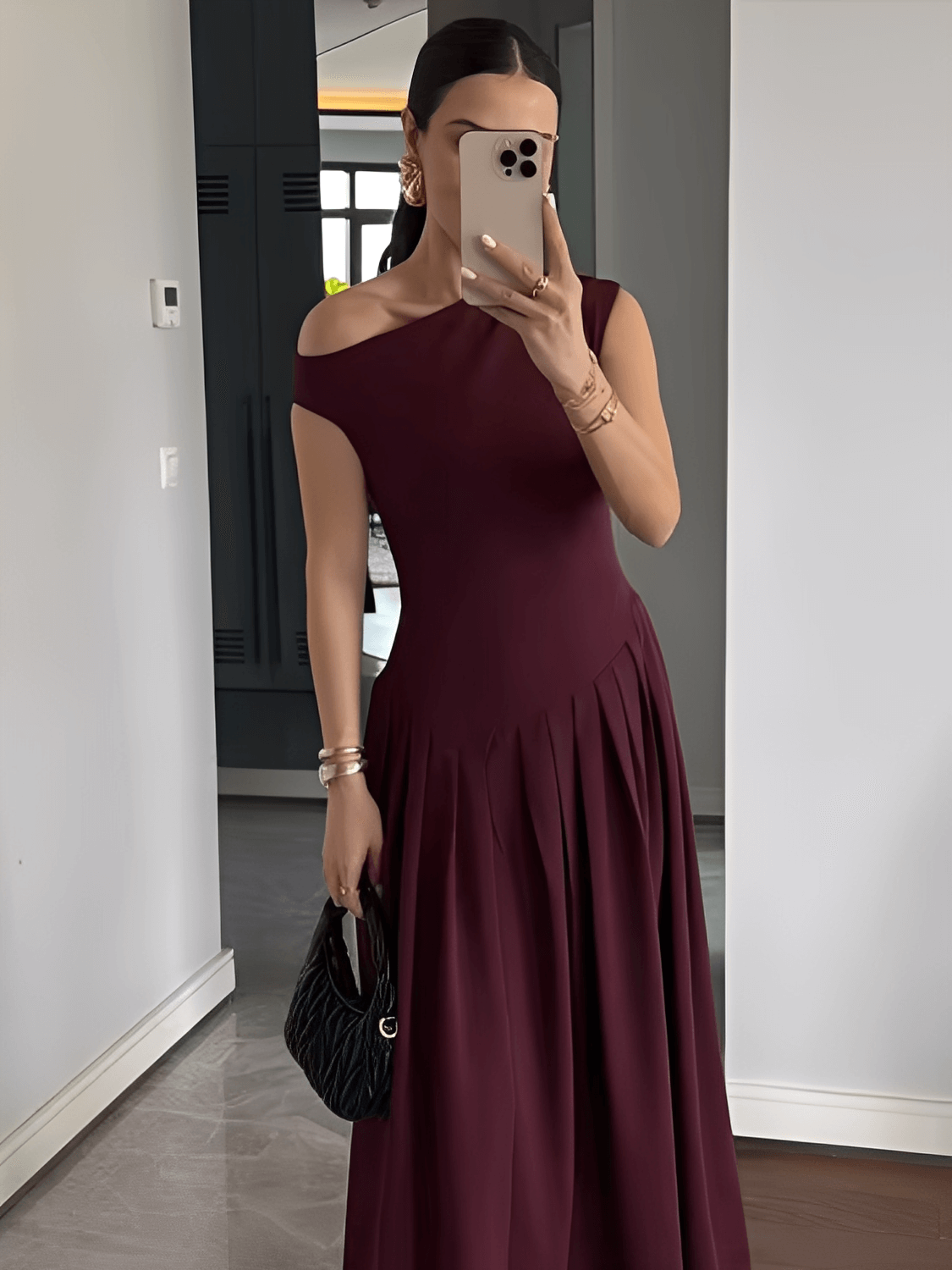 Vestido Feminino Maxi com Ombro Assimétrico e Saia Plissada – Luana