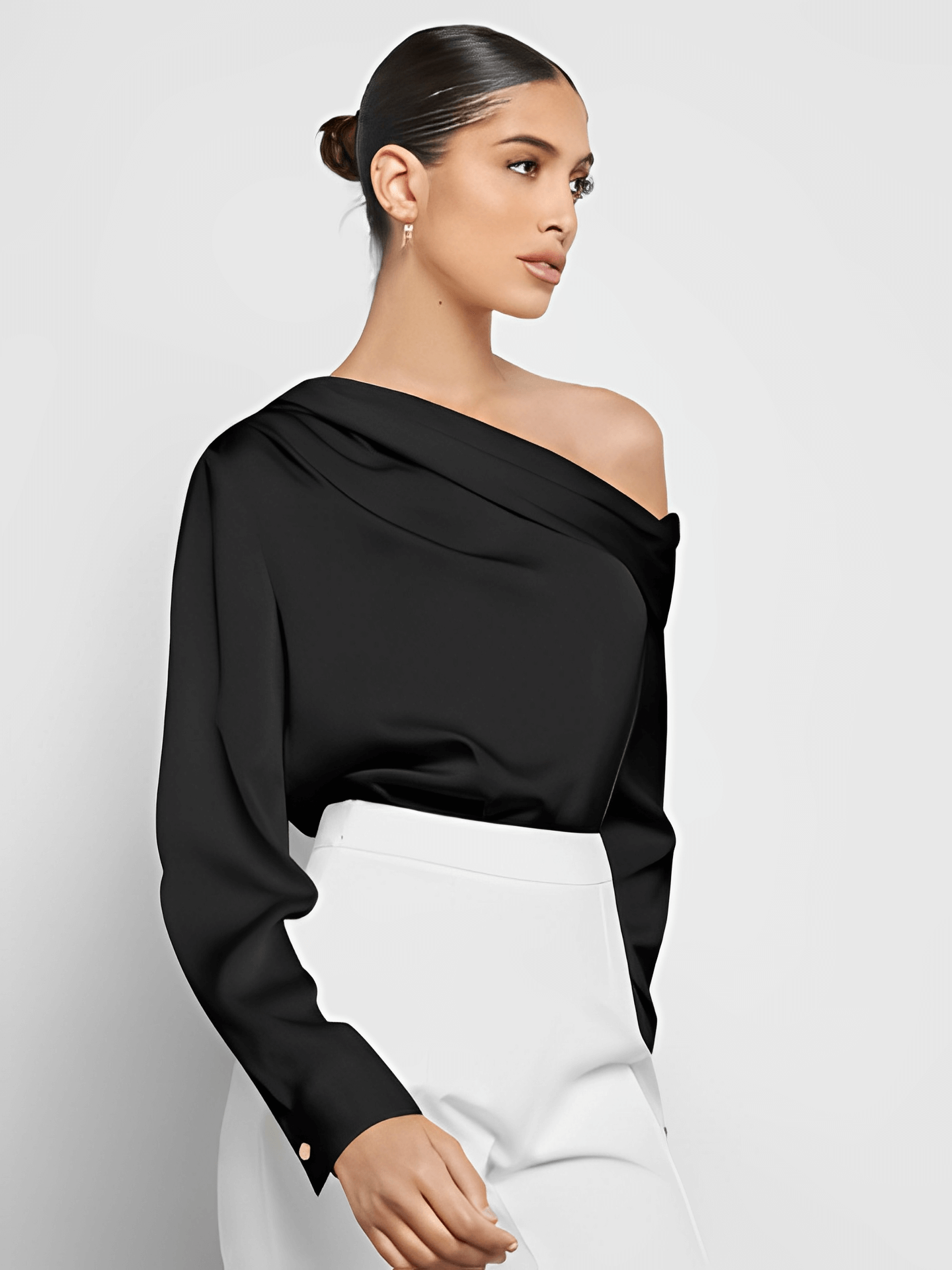 Blusa Feminina Acetinada com Decote Assimétrico e Fechamento com Botão nos Punhos – Diná