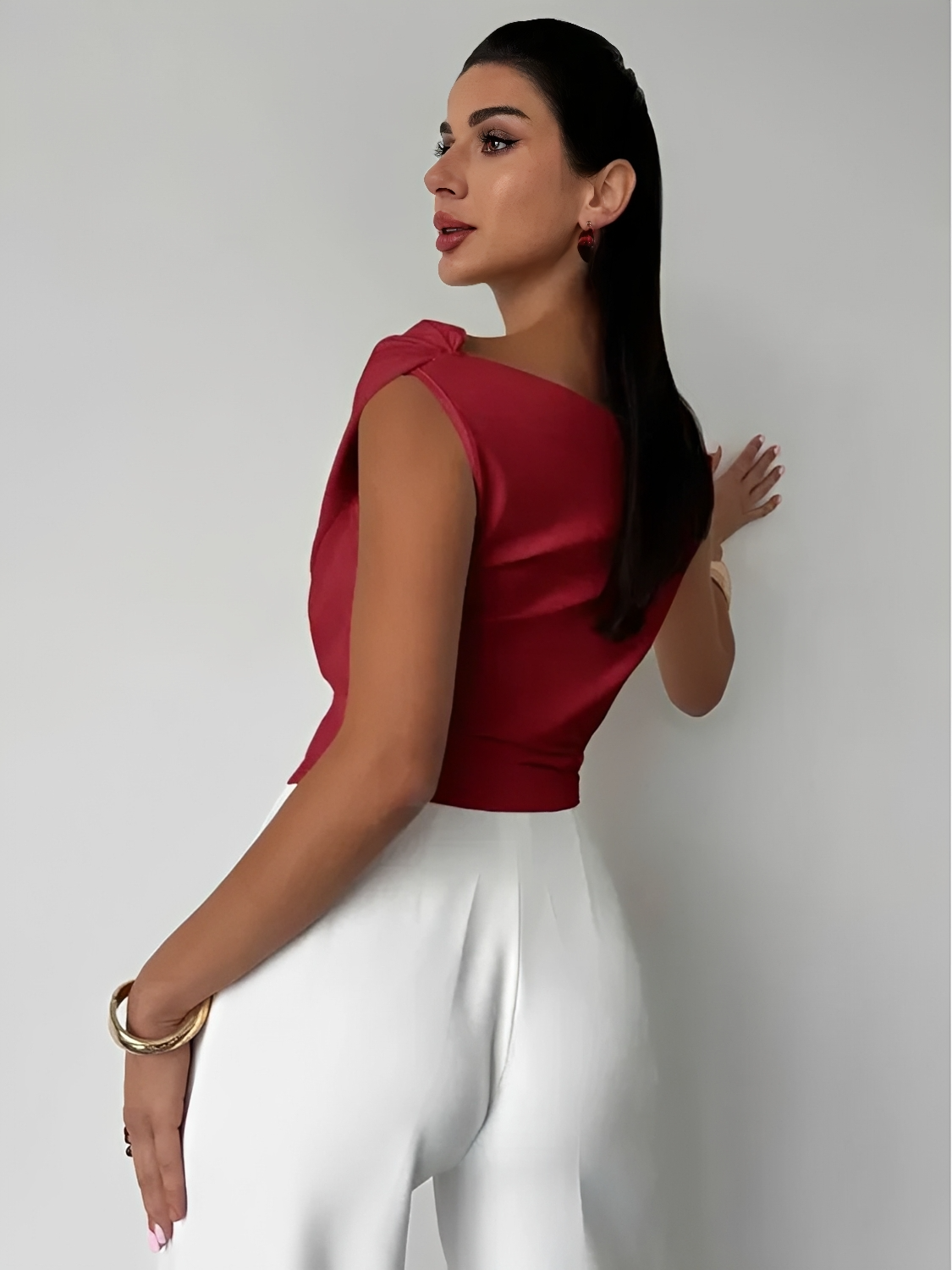 Blusa com Decote Ombo a Ombro Assimétrico e Drapeado Elegante - Emy
