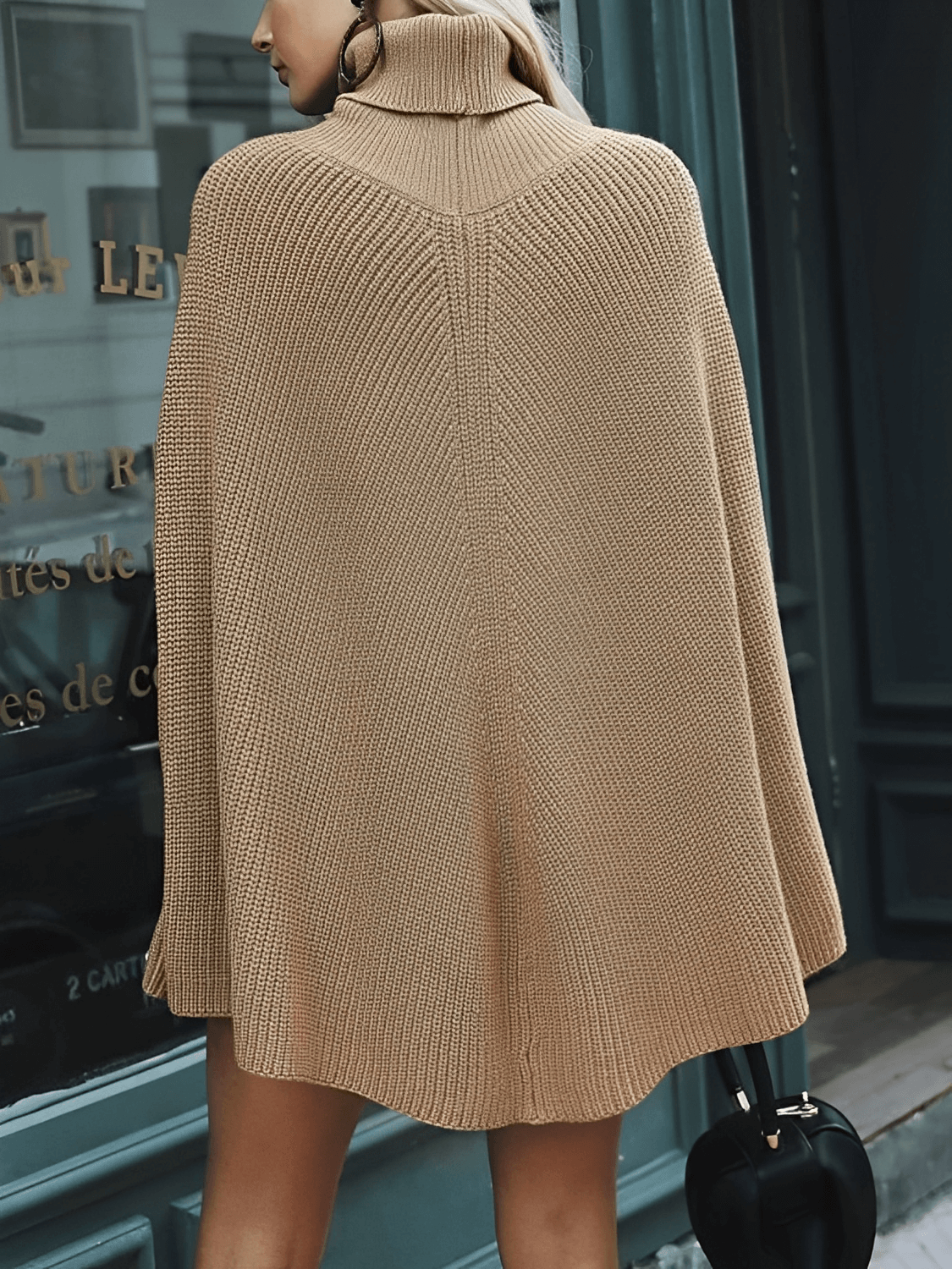 Suéter Estilo Capa em Tricô com Gola Alta – Carmelita