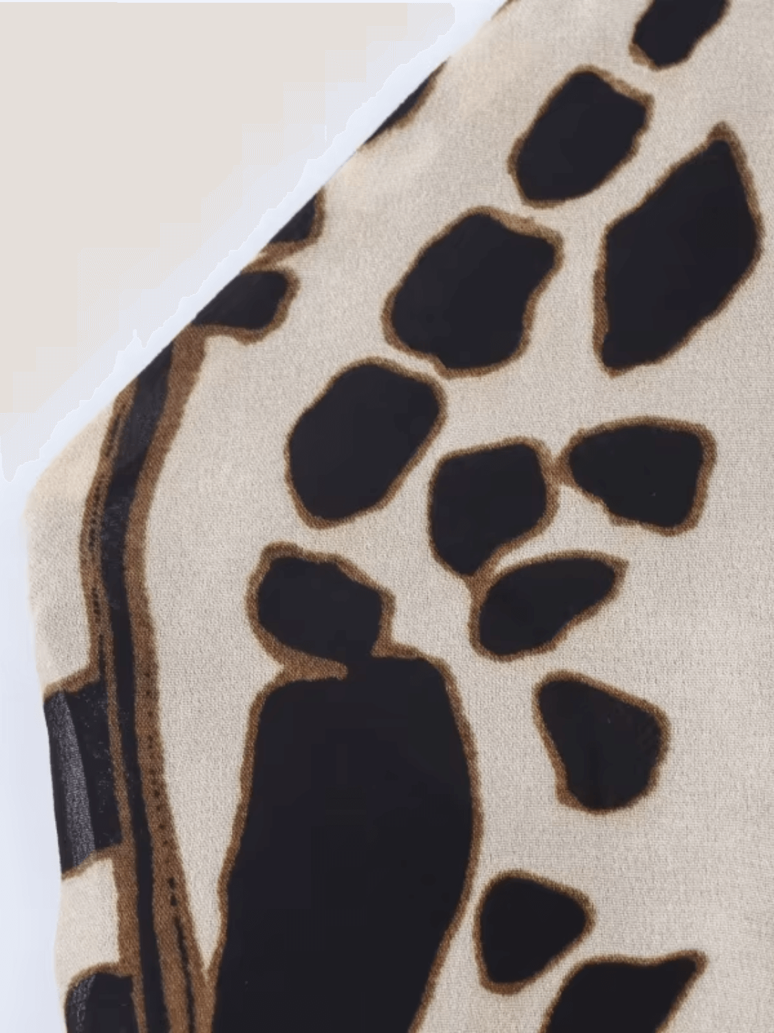 Vestido Feminino Midi em Chiffon com Estampa Animal Print Amarração no Pescoço e Costas Vazadas – Lana