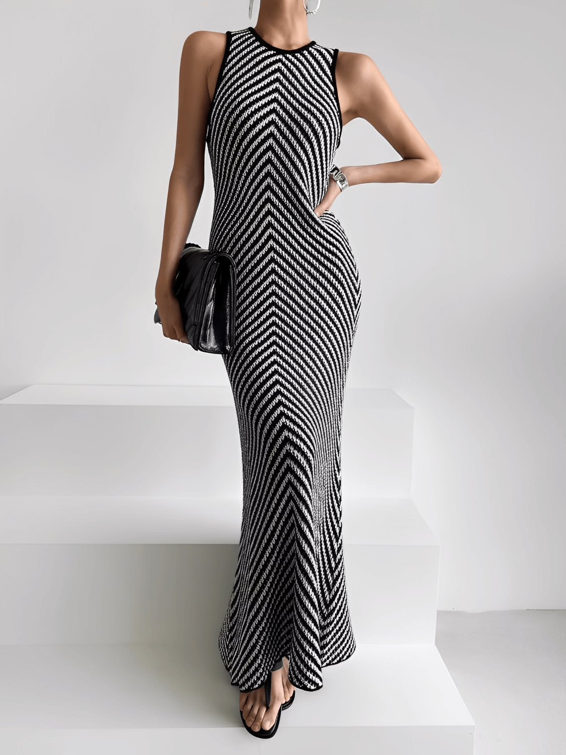 Vestido Feminino Midi Alongado em Tricô Leve Estruturado com Listras Zigue-Zague Preto e Branco – Doralice