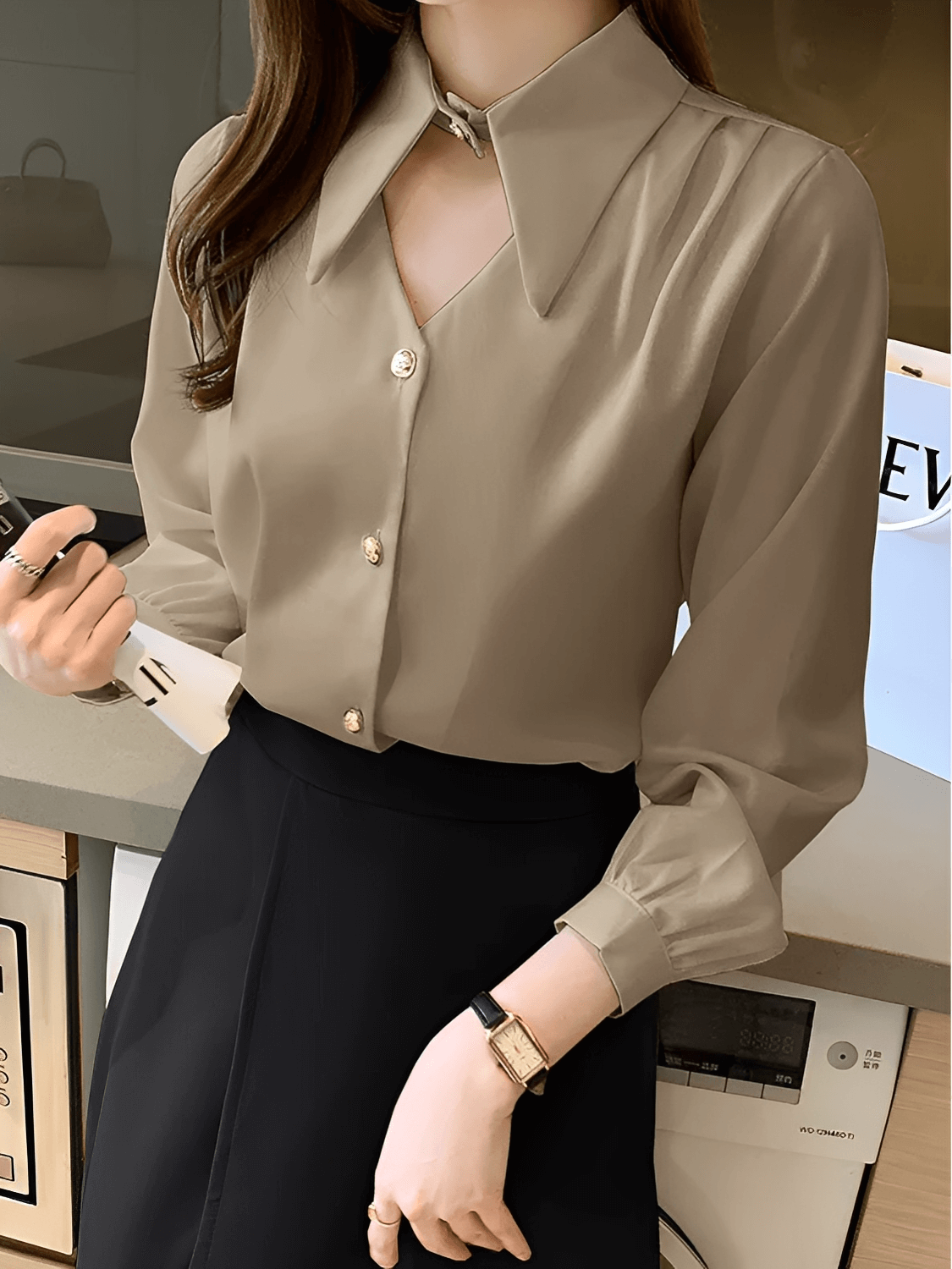 Camisa Feminina Acetinada com Gola Lapela Alongada e Fecho Decorativo Elegante no Pescoço – Lira