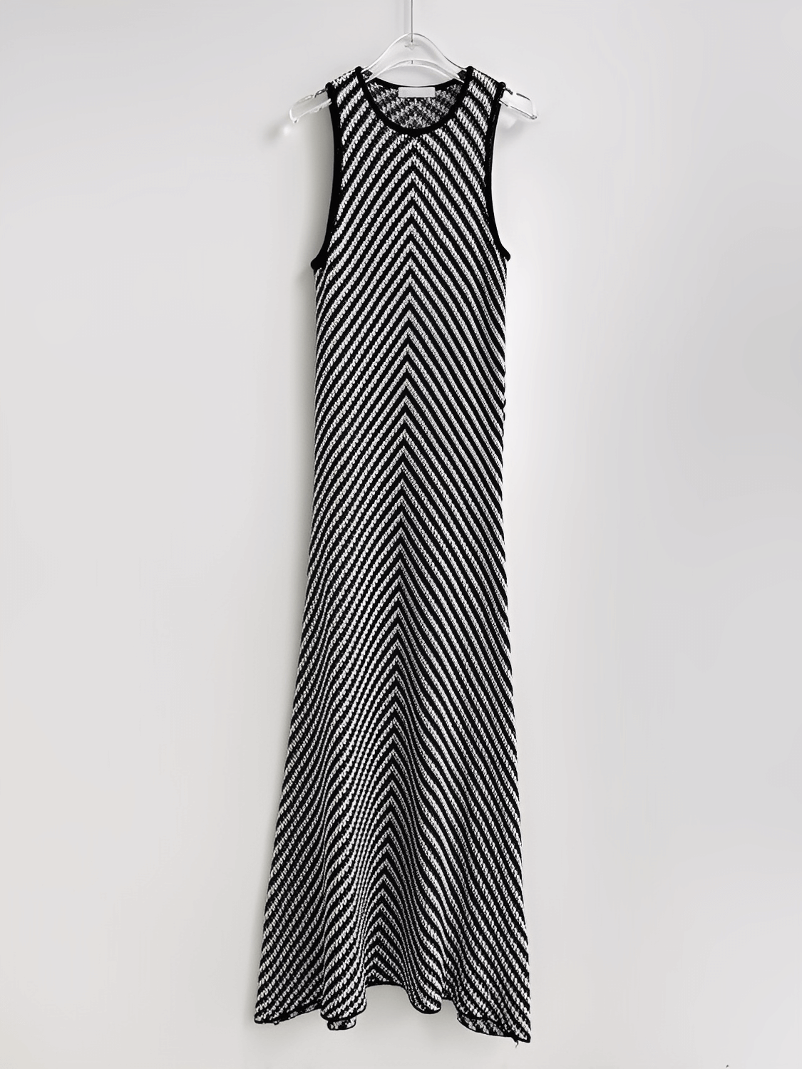 Vestido Feminino Midi Alongado em Tricô Leve Estruturado com Listras Zigue-Zague Preto e Branco – Doralice