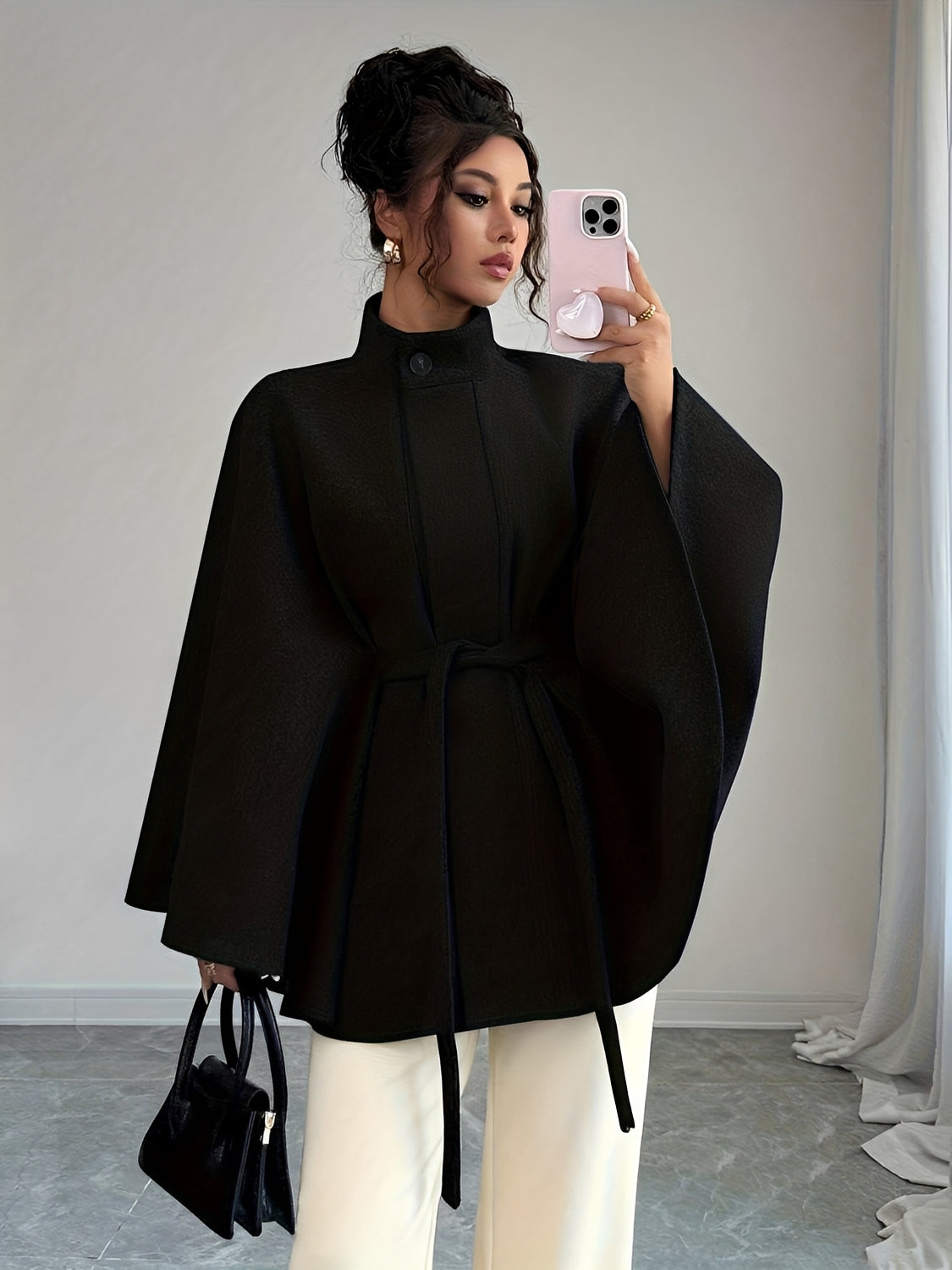 Casaco Poncho Evasê Estruturado com Cinto Faixa e Gola Alta Elegante – Ginevra