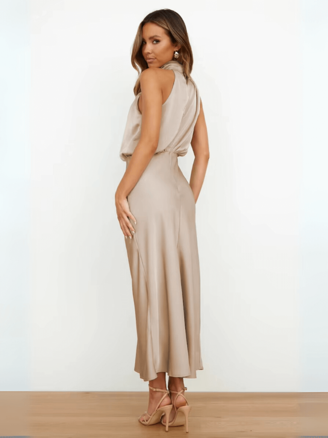 Vestido Feminino Midi Acetinado com Modelagem Acinturada Gola Alta e Detalhe Drapeado Elegante – Rayca