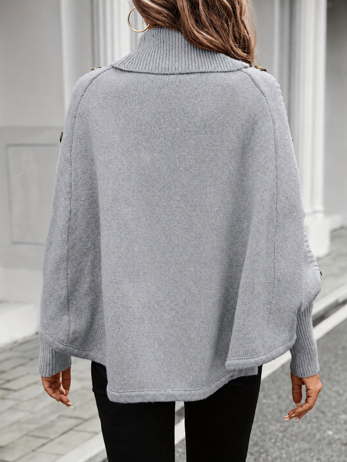 Poncho em Tricô com Gola Alta Detalhe Trançado e Botões Decorativos- Thalia