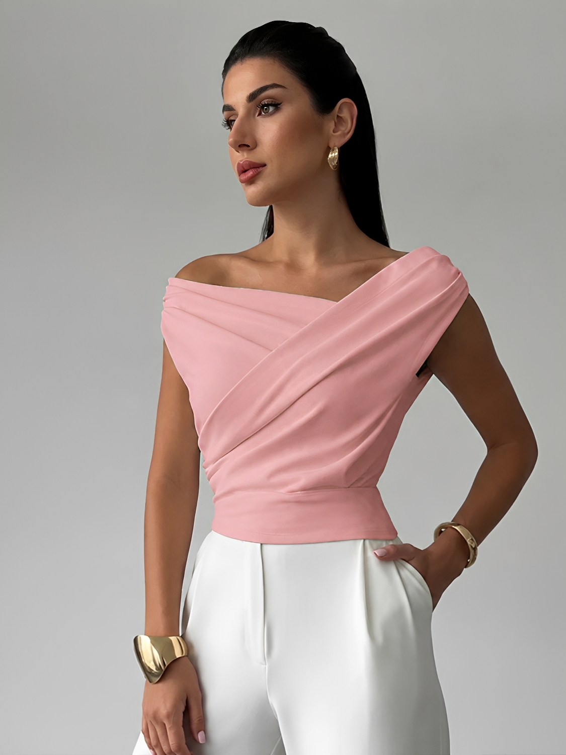 Blusa com Decote Ombo a Ombro Assimétrico e Drapeado Elegante - Emy