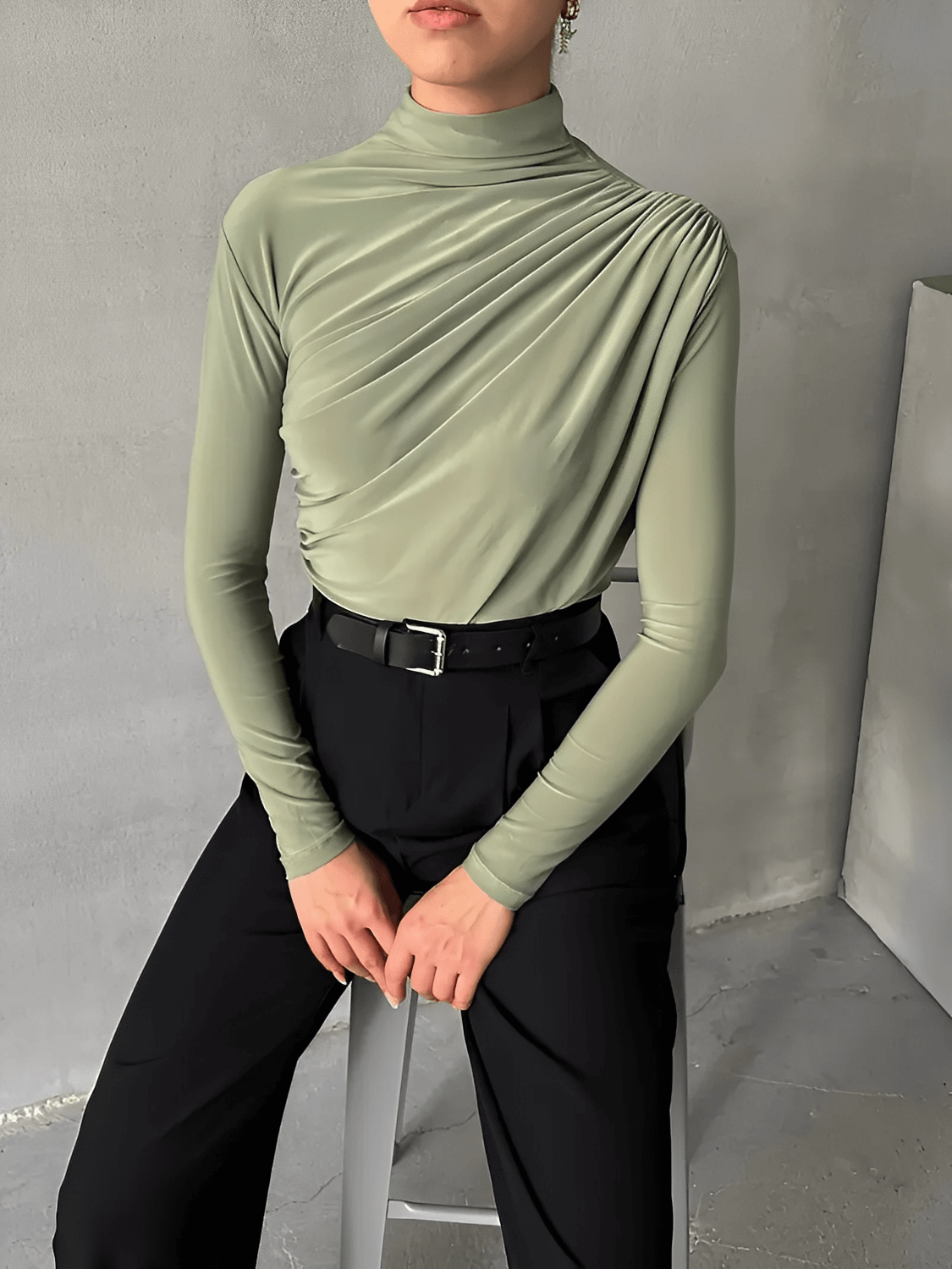 Blusa Feminina de Manga Longa com Gola Alta e Design Franzido Frontal – Layla
