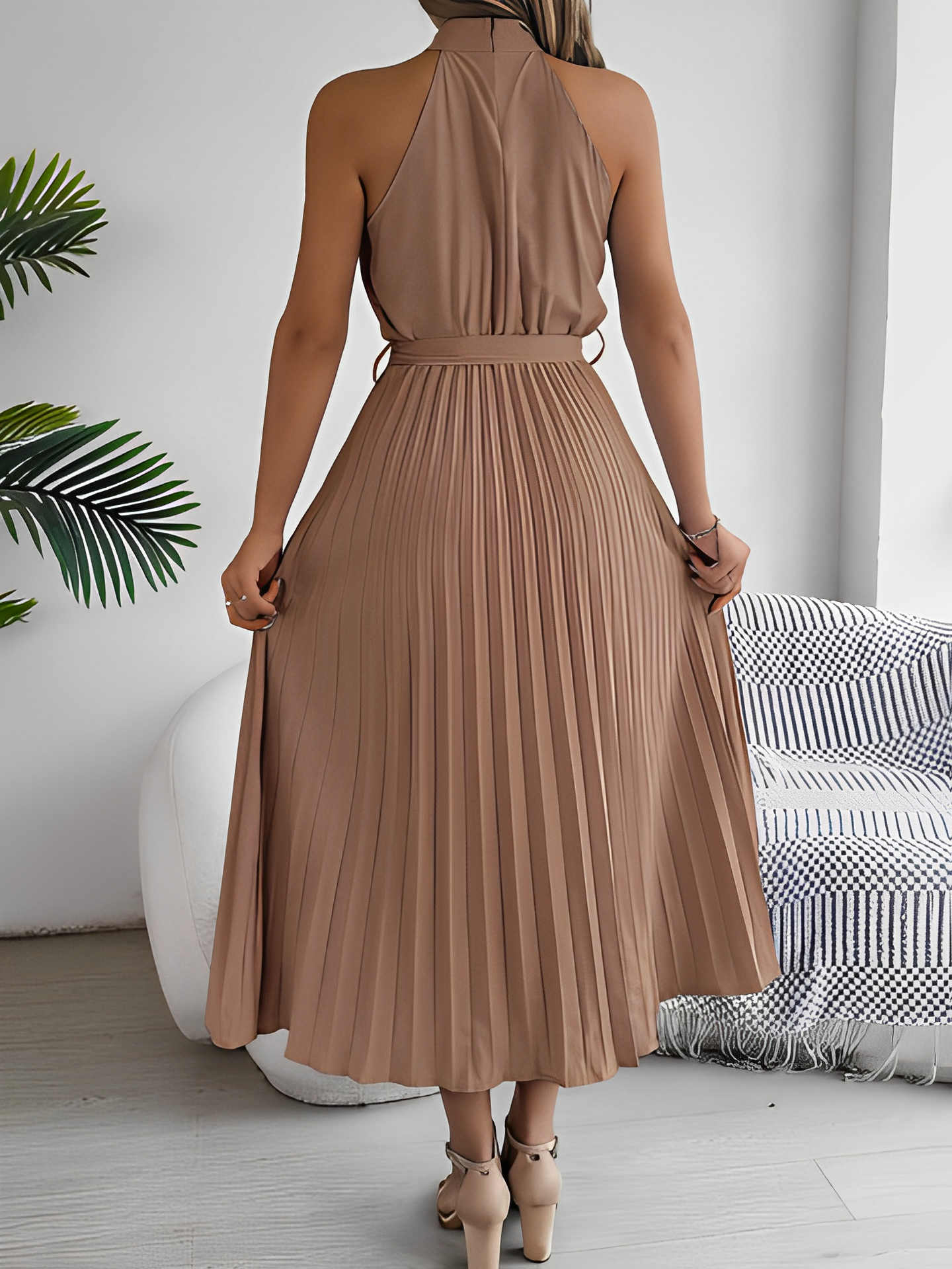 Vestido Feminino Midi Plissado com Decote Halter e Faixa na Cintura - Dora