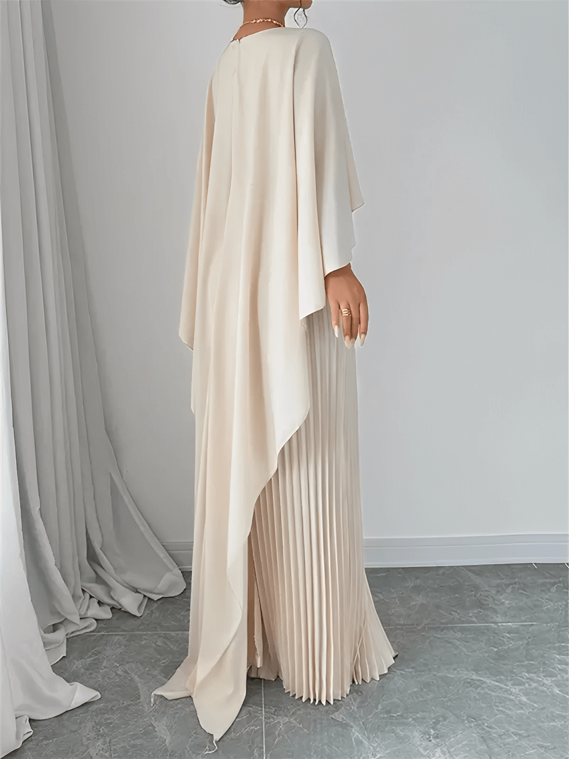Vestido Longo de Festa Plissado com Capa Peplum Embutida – Loren