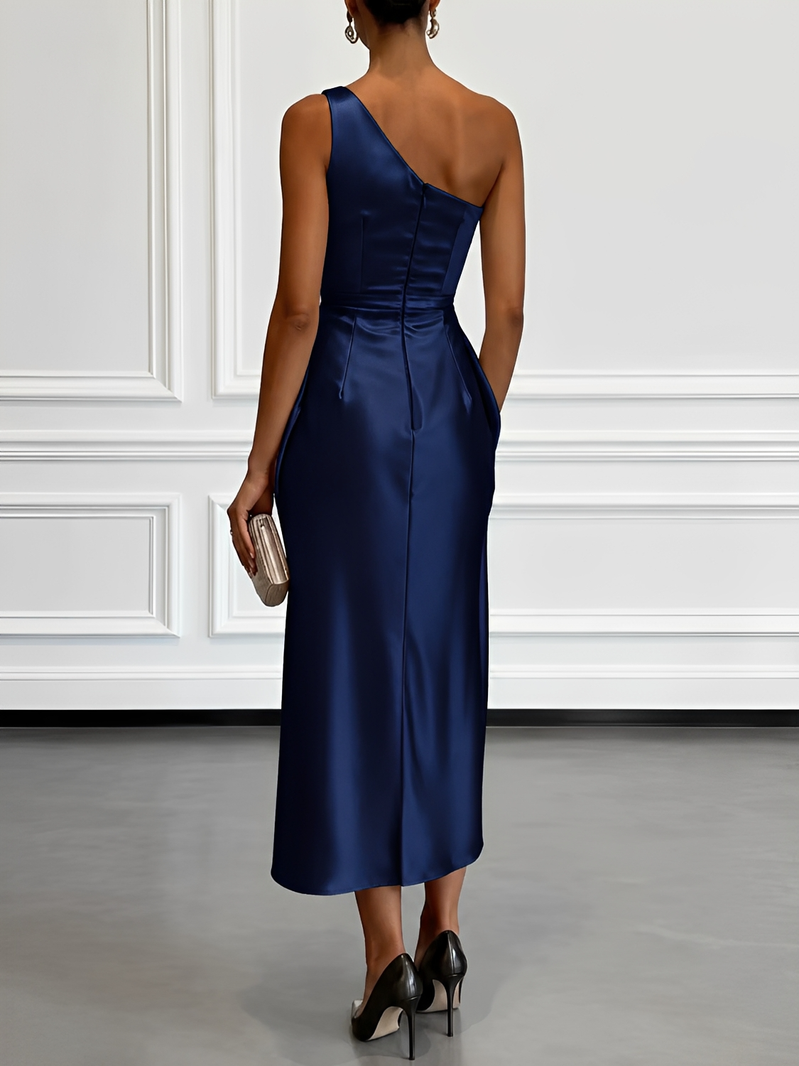 Vestido Acetinado com Decote Assimétrico e Drapeado Escultural - Penelope
