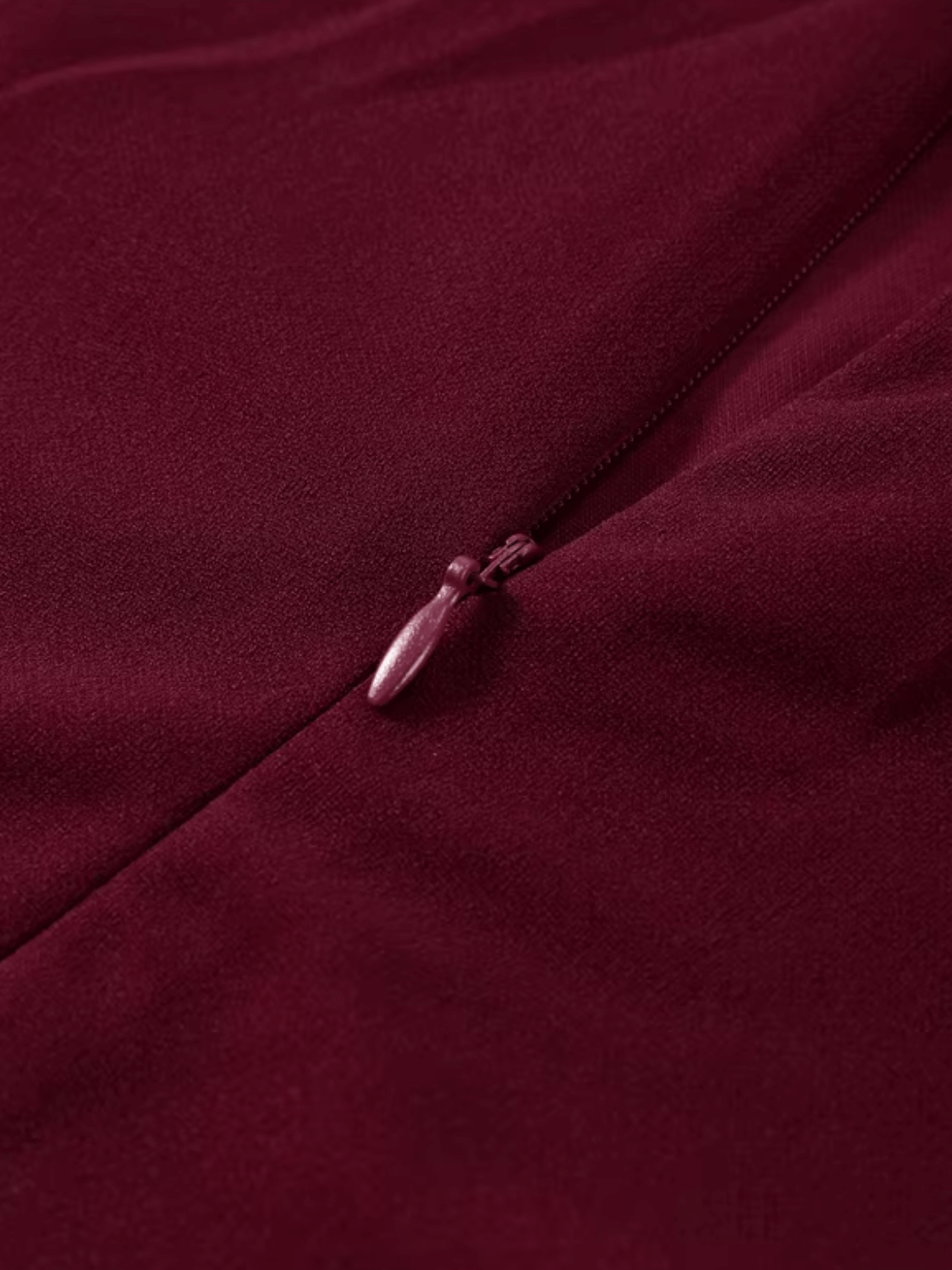 Vestido Feminino Maxi com Ombro Assimétrico e Saia Plissada – Luana
