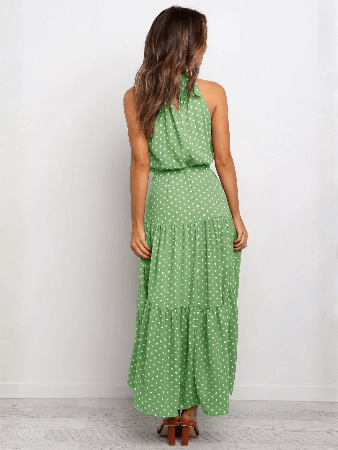 Vestido Midi em Poá Acinturado Decote Halter e Saia em Camadas – Andressa