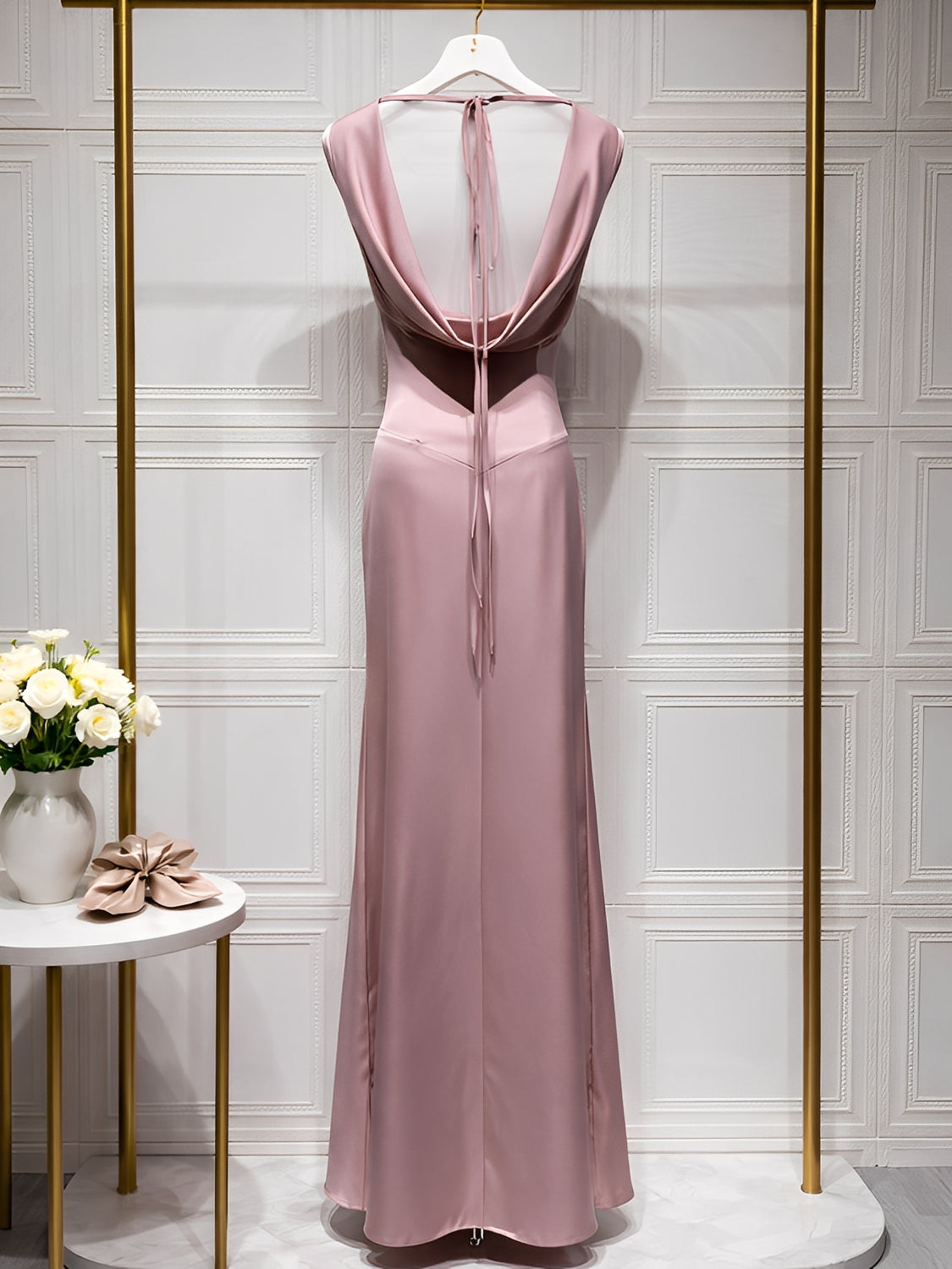 Vestido de Festa Longo Acetinado com Decote Drapeado e Costas Nuas – Selin