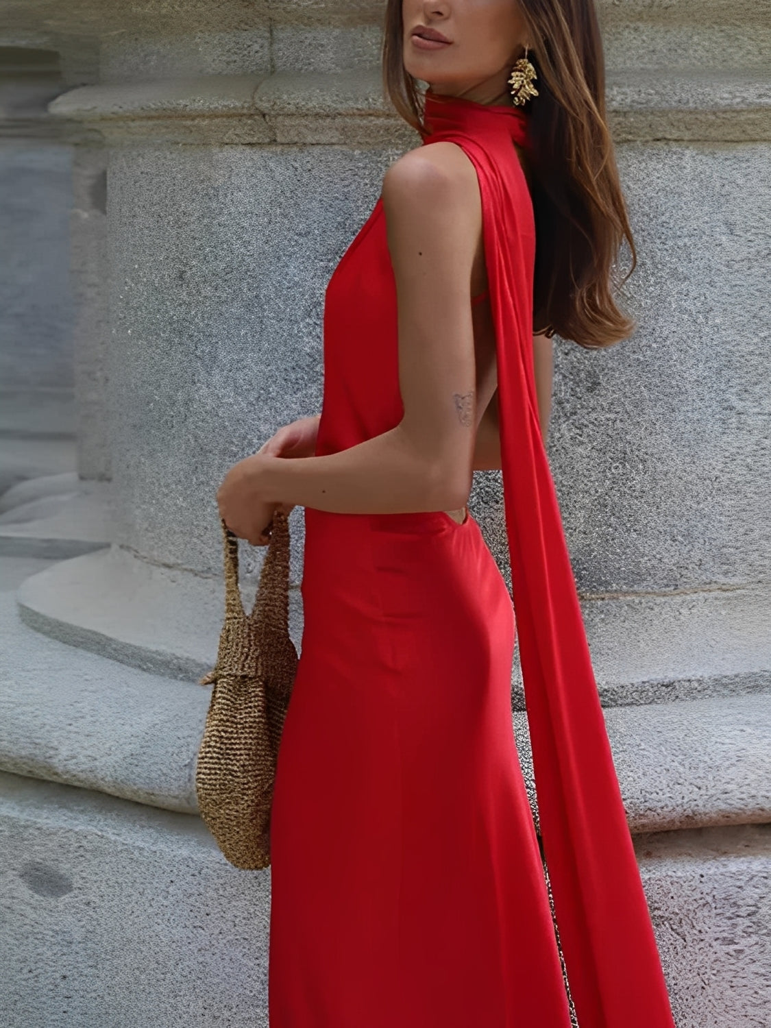 Vestido Longo Acetinado Halter com Capa Lateral e Costas Nuas - Serena