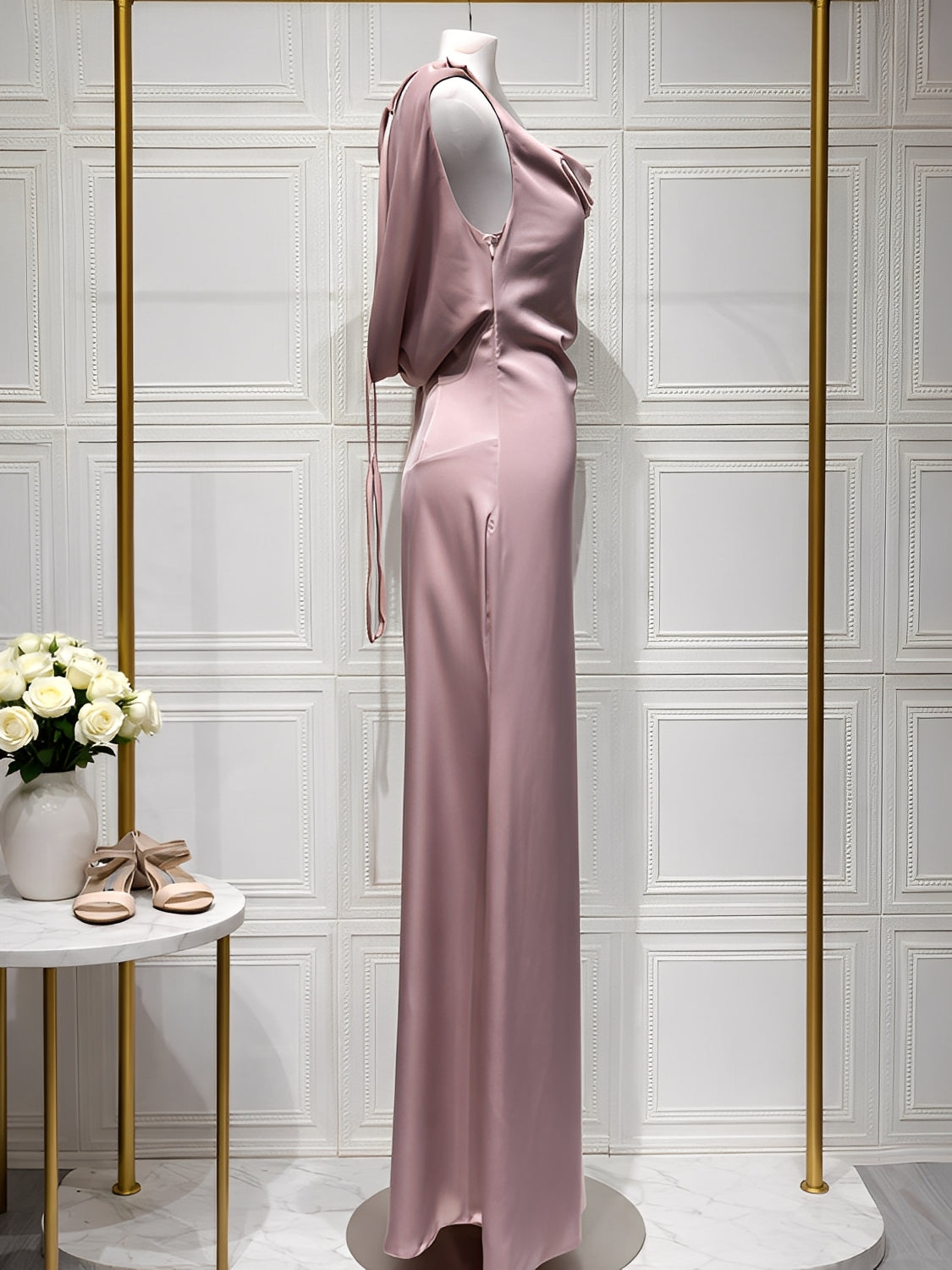 Vestido de Festa Longo Acetinado com Decote Drapeado e Costas Nuas – Selin