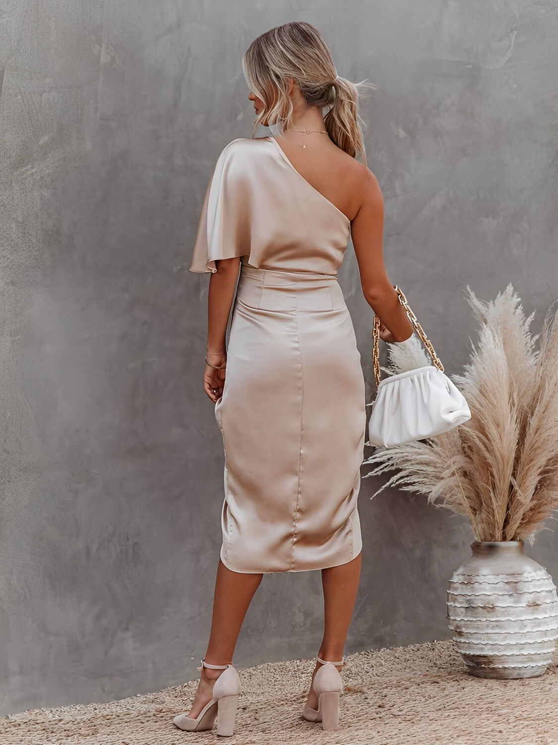Vestido Midi Acetinado Drapeado Assimétrico Ombro Manga Única – Núbia