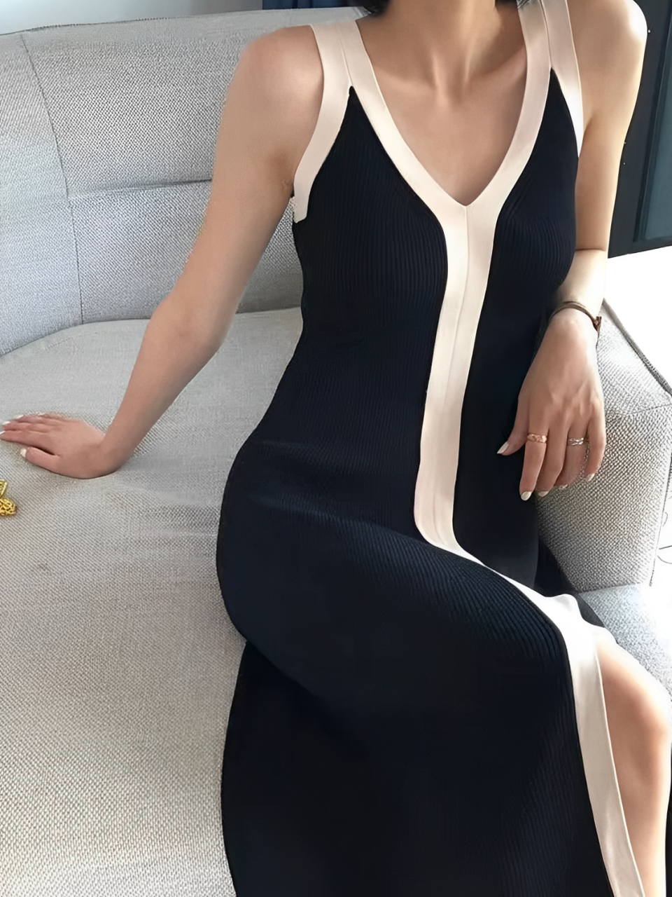 Vestido Feminino Midi Regata com Decote em V e Fenda - Aricia