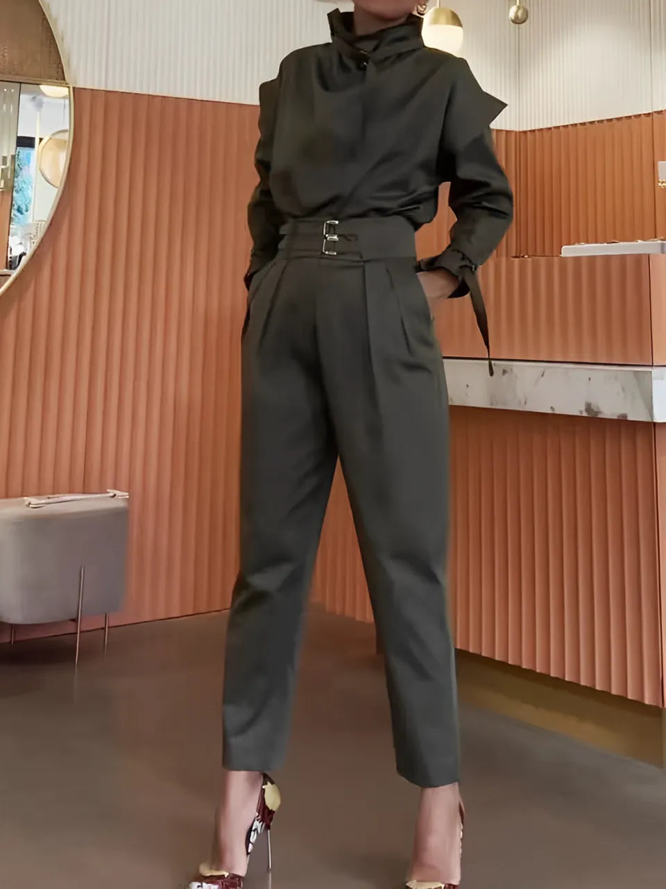 Conjunto Feminino Cargo com Cintos Blusa Gola Alta e Calça Cenoura - Jade