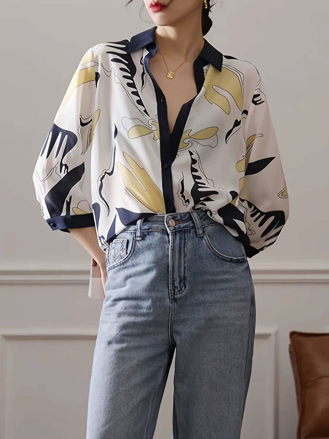Camisa Feminina Estampada Casual com Decote em V e Botões - Elara
