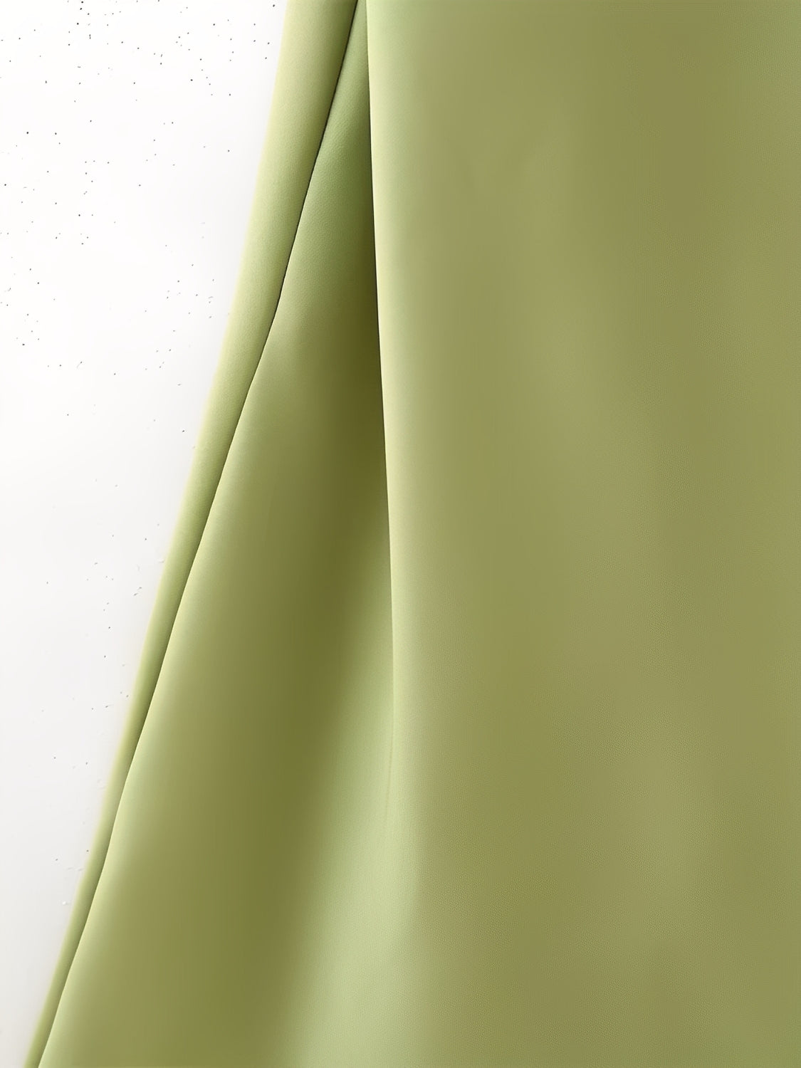 Vestido Longo Acetinado Halter com Capa Lateral e Costas Nuas - Serena