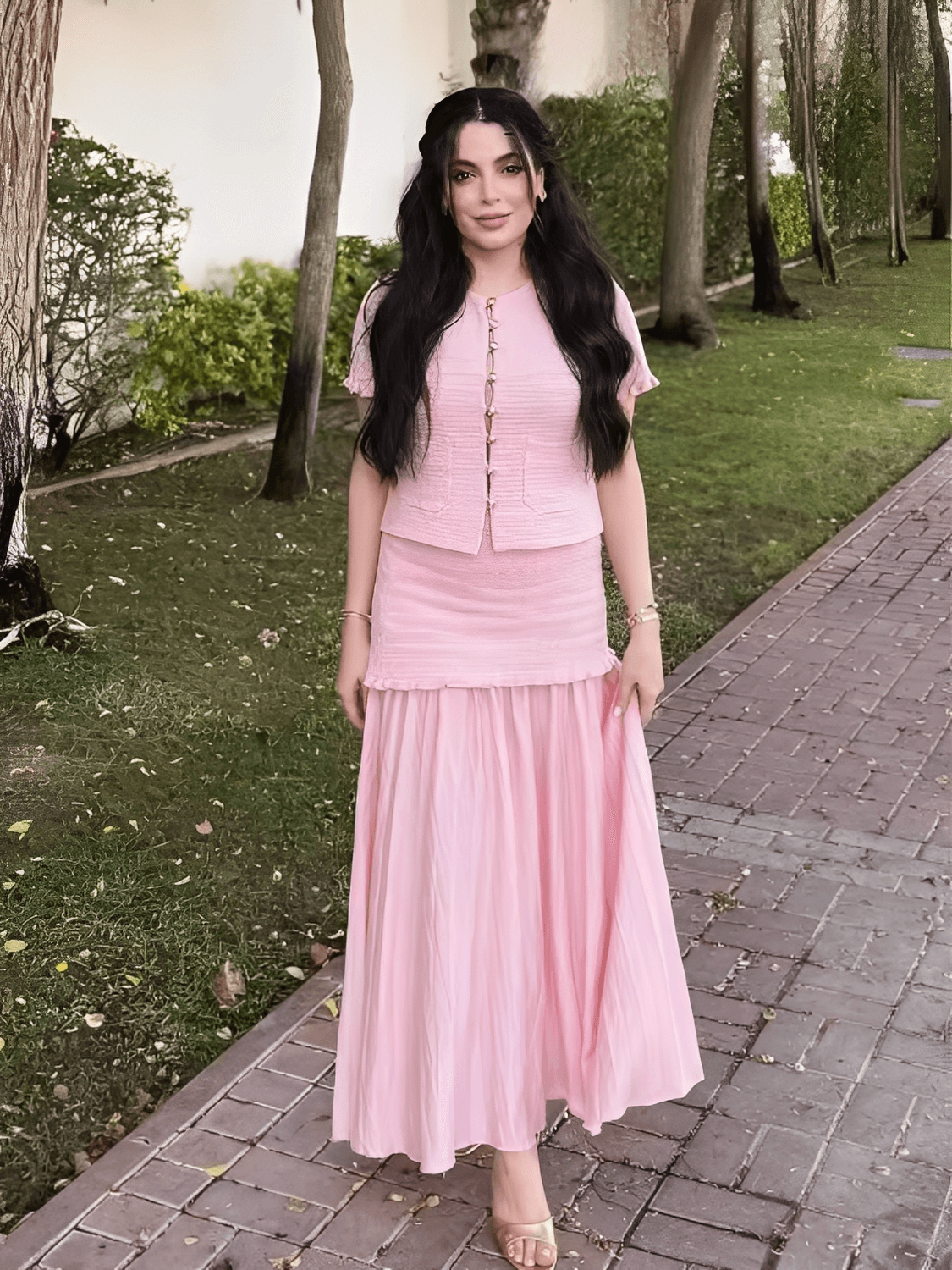 Conjunto Feminino em Tweed Texturizado com Blusa de Mangas Curtas Bolsos e Saia Longa Plissada em Duas Camadas - Suiany