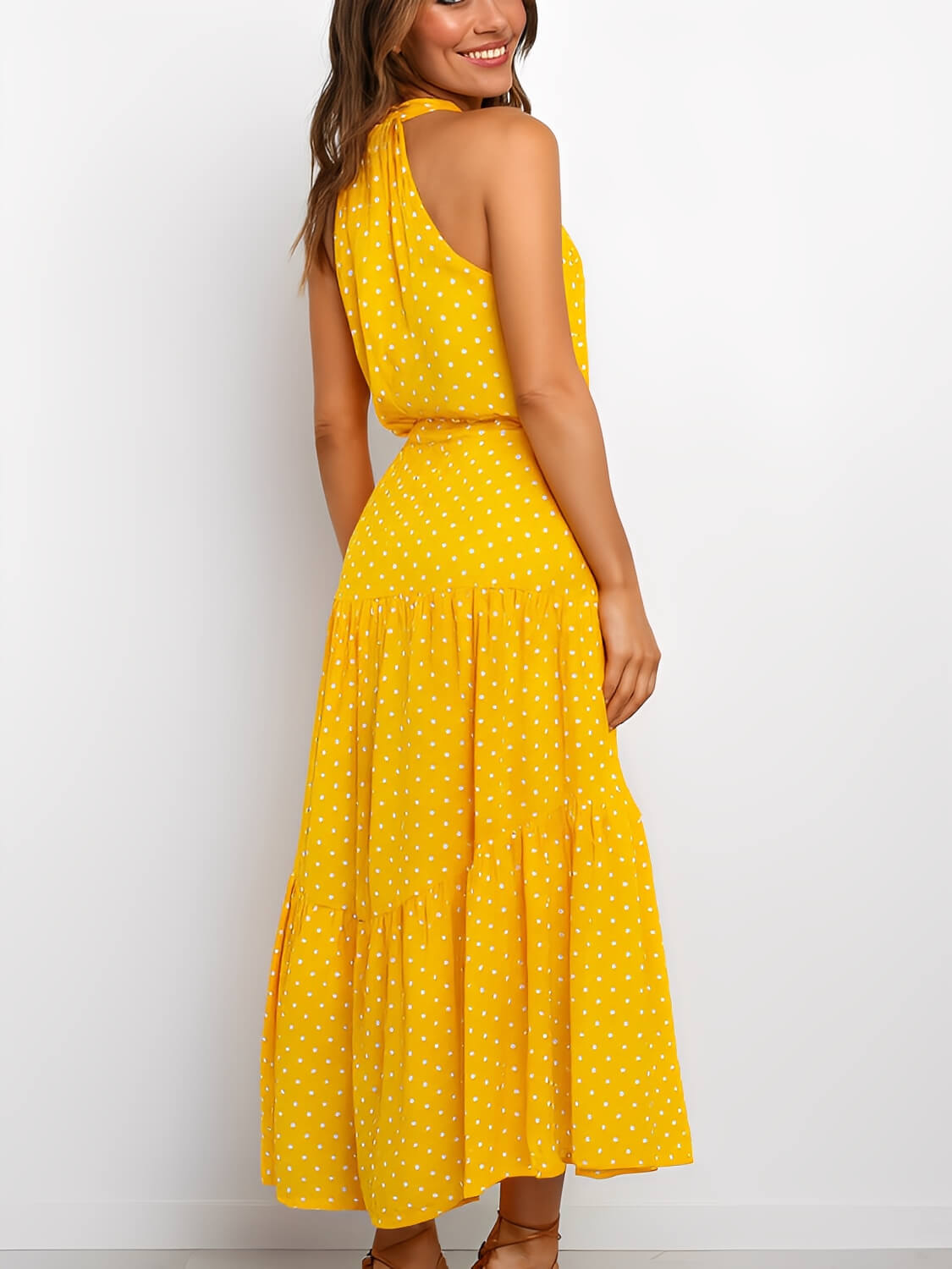 Vestido Midi em Poá Acinturado Decote Halter e Saia em Camadas – Andressa