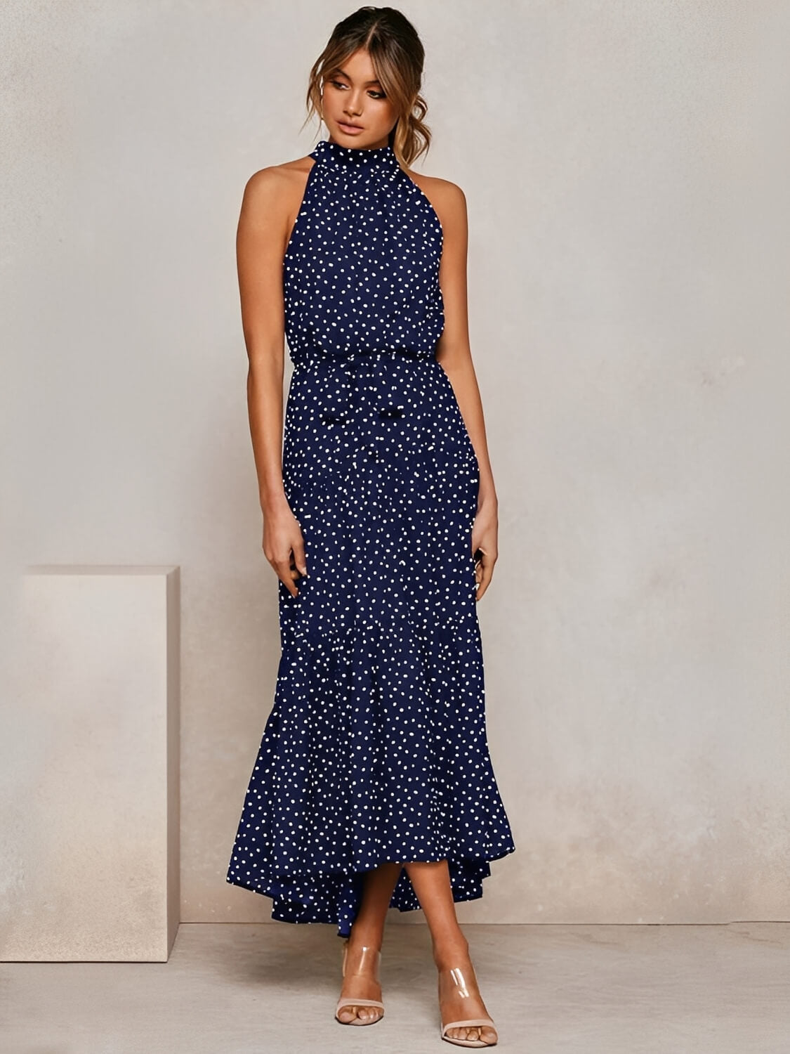 Vestido Midi em Poá Acinturado Decote Halter e Saia em Camadas – Andressa
