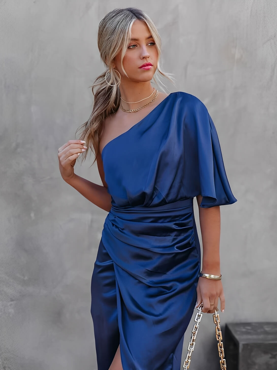 Vestido Midi Acetinado Drapeado Assimétrico Ombro Manga Única – Núbia
