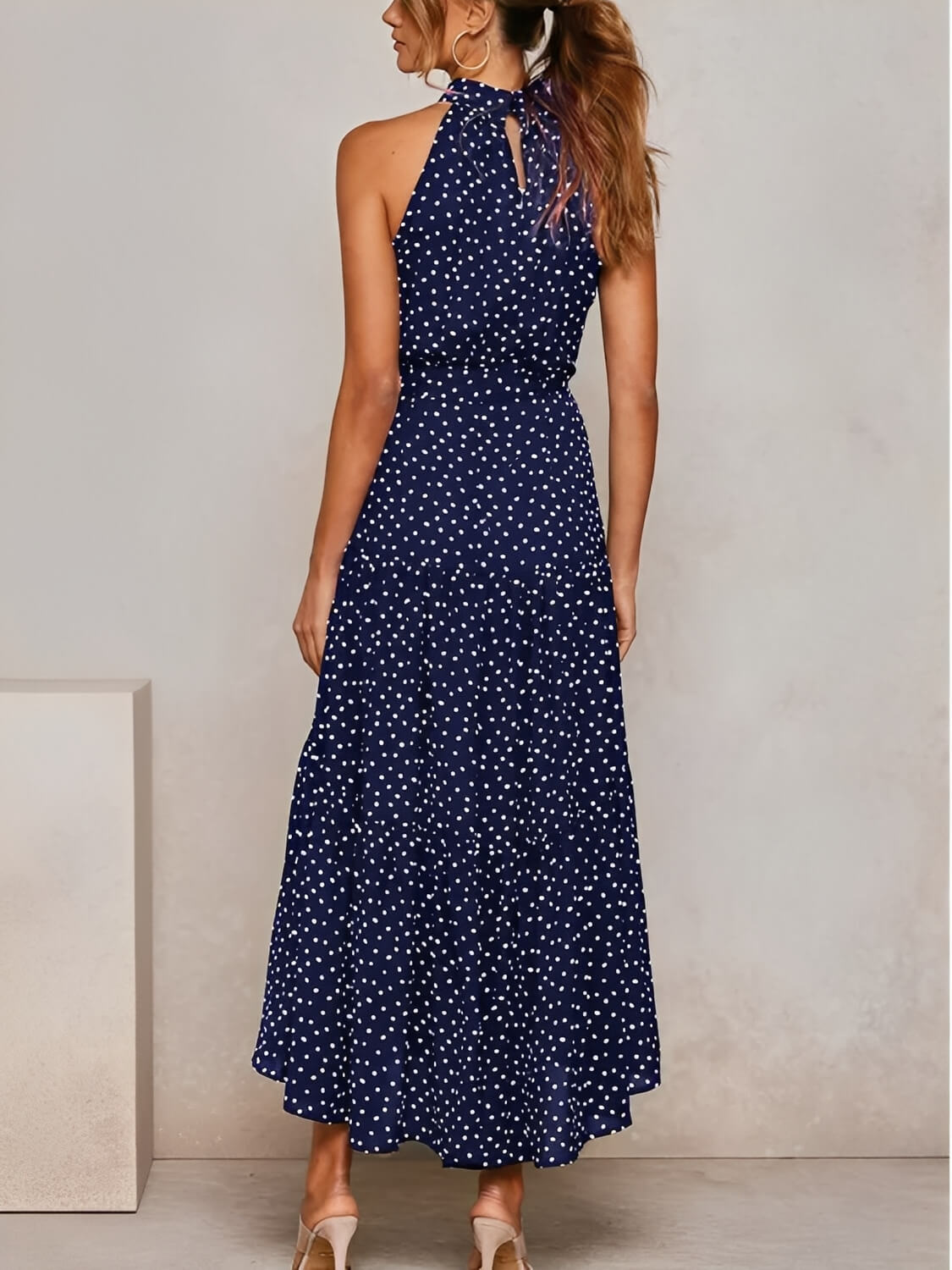 Vestido Midi em Poá Acinturado Decote Halter e Saia em Camadas – Andressa