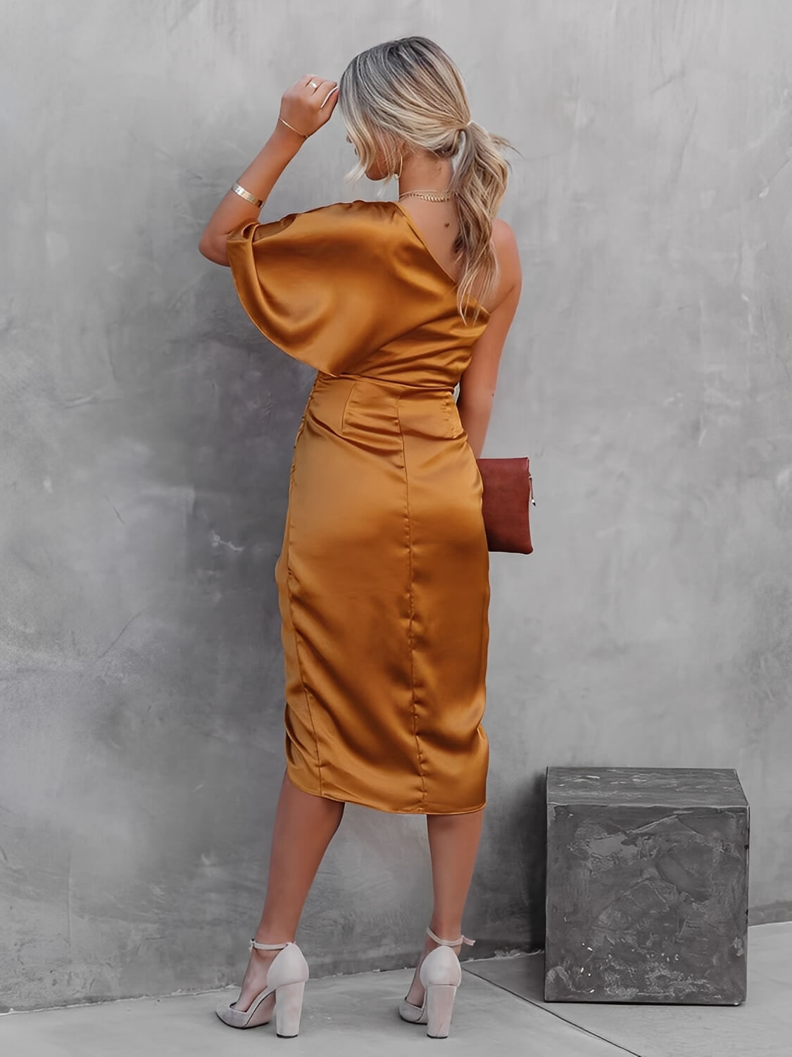 Vestido Midi Acetinado Drapeado Assimétrico Ombro Manga Única – Núbia
