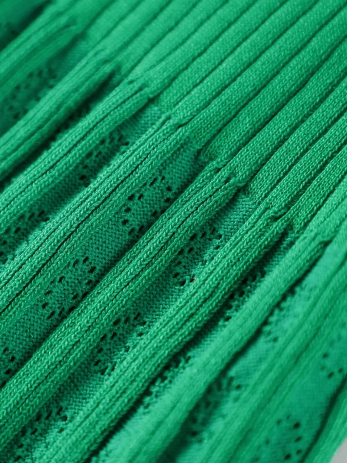 Vestido Midi de Tricô com Manga Curta e Abertura Frontal – Charlotte