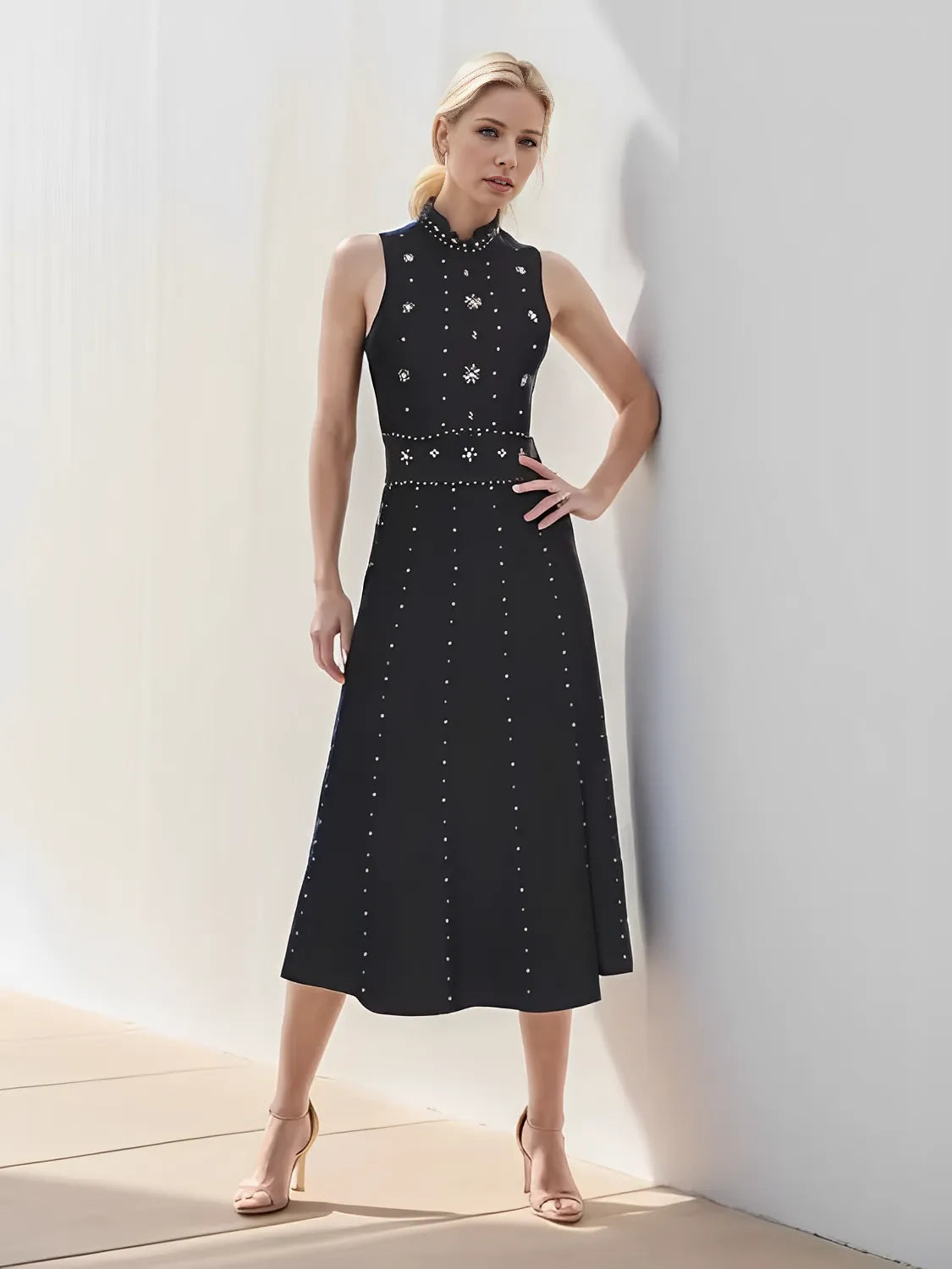 Vestido Feminino Midi Elegante com Gola Alta e Bordados em Pedraria - Penelope