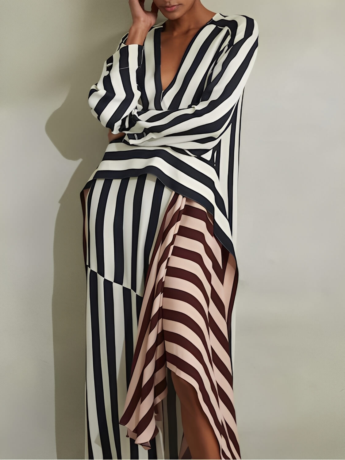 Vestido Mullet Listrado Manga Longa com Decote V Bicolor - Maris