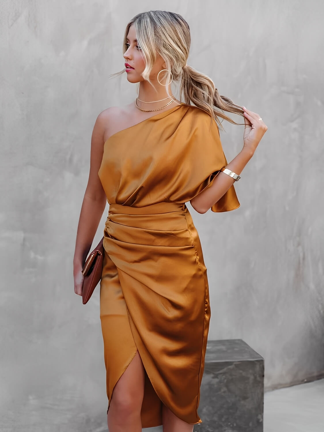 Vestido Midi Acetinado Drapeado Assimétrico Ombro Manga Única – Núbia