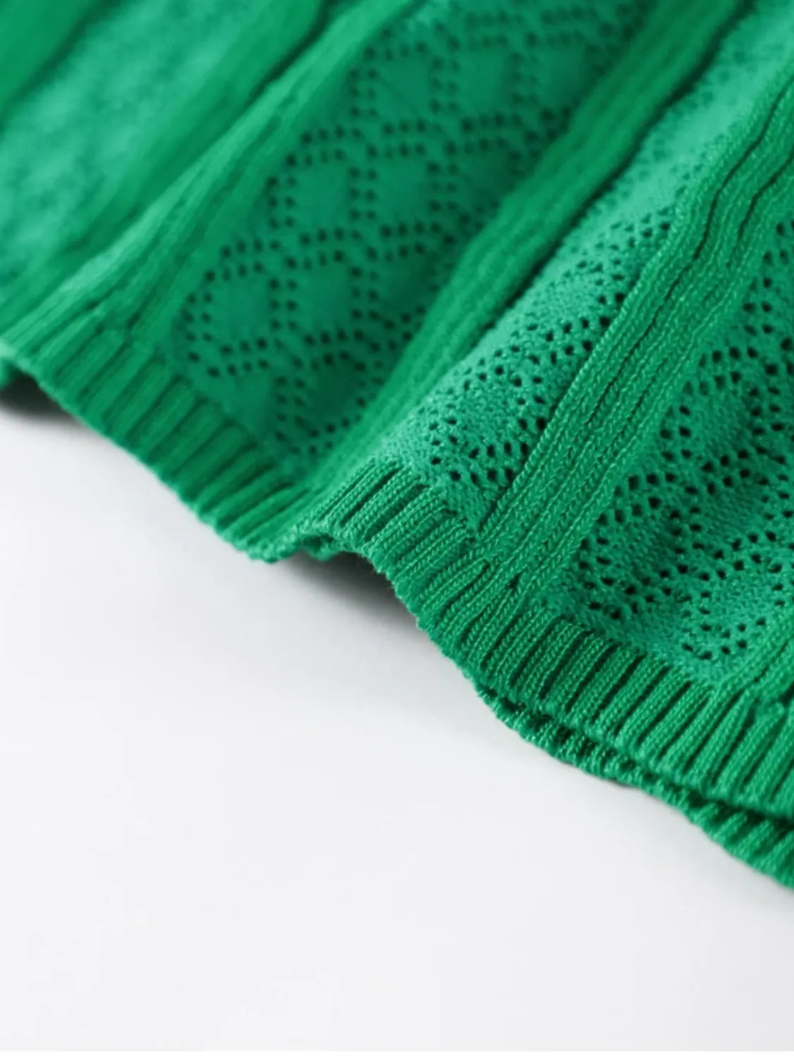 Vestido Midi de Tricô com Manga Curta e Abertura Frontal – Charlotte