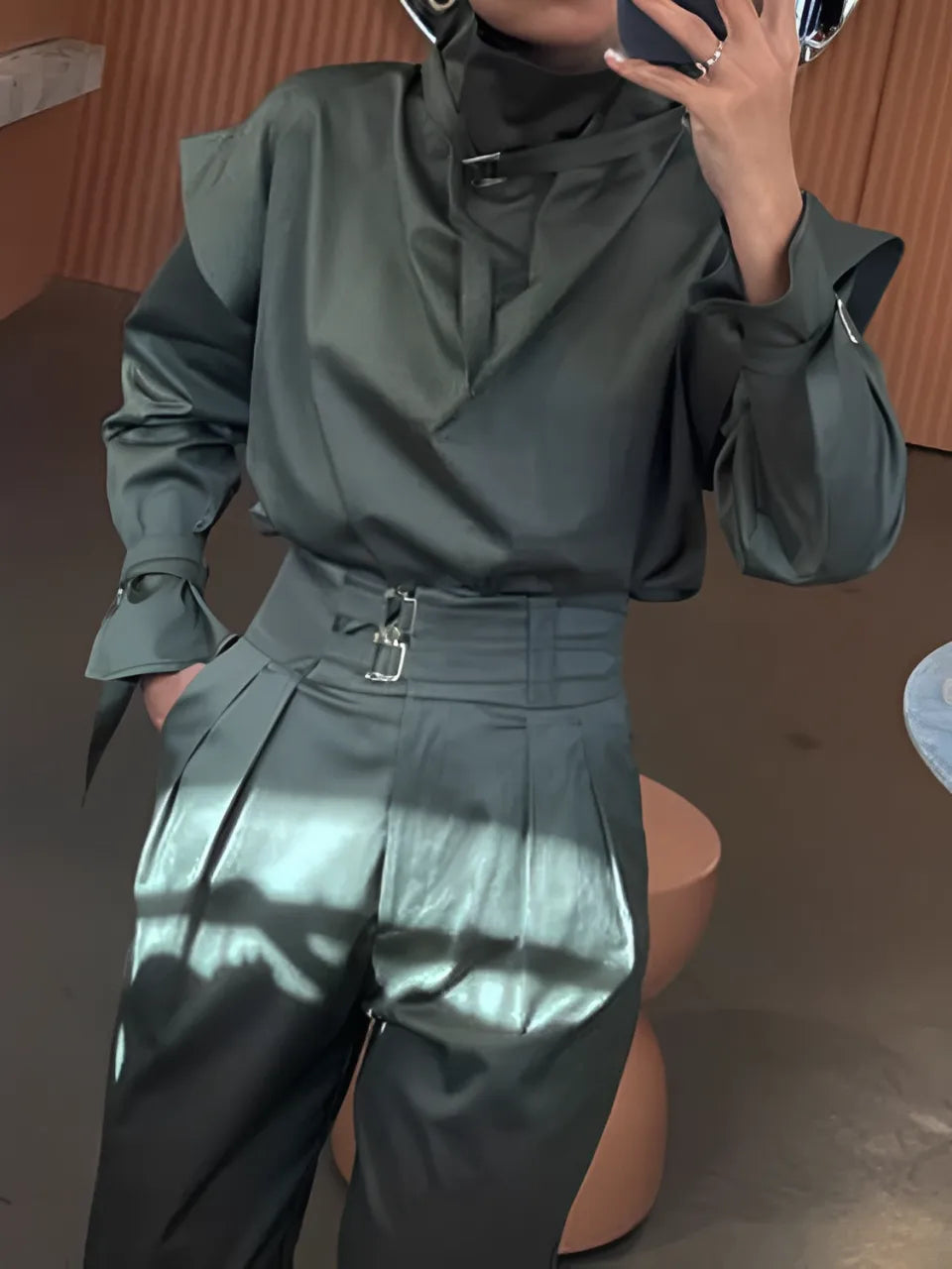 Conjunto Feminino Cargo com Cintos Blusa Gola Alta e Calça Cenoura - Jade