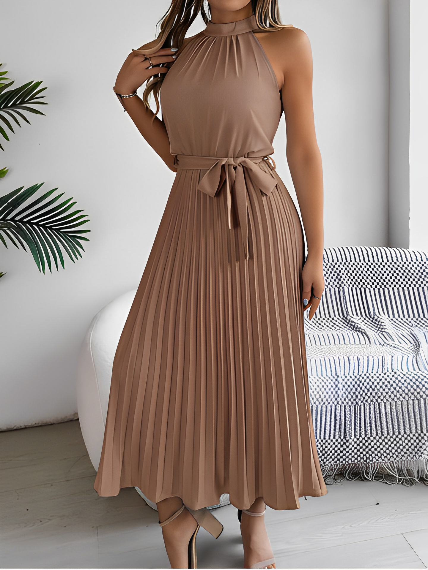 Vestido Feminino Midi Plissado com Decote Halter e Faixa na Cintura - Dora
