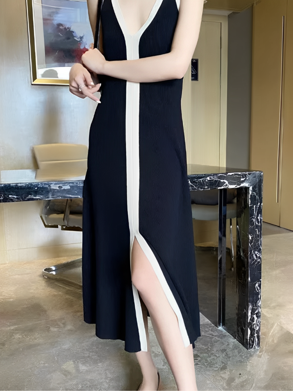 Vestido Feminino Midi Regata com Decote em V e Fenda - Aricia