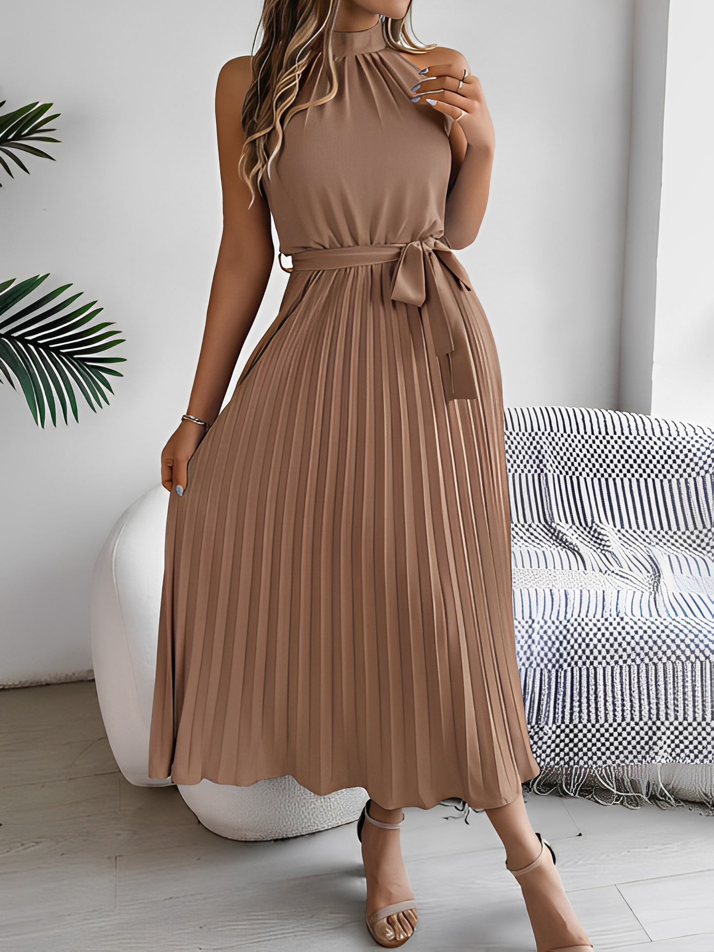 Vestido Feminino Midi Plissado com Decote Halter e Faixa na Cintura - Dora