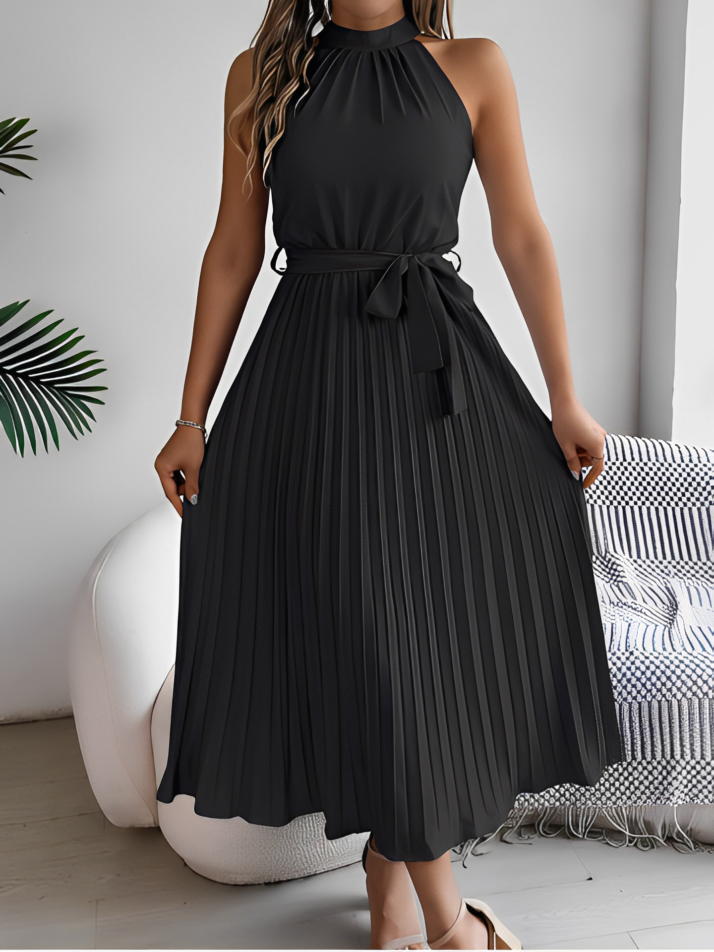 Vestido Feminino Midi Plissado com Decote Halter e Faixa na Cintura - Dora