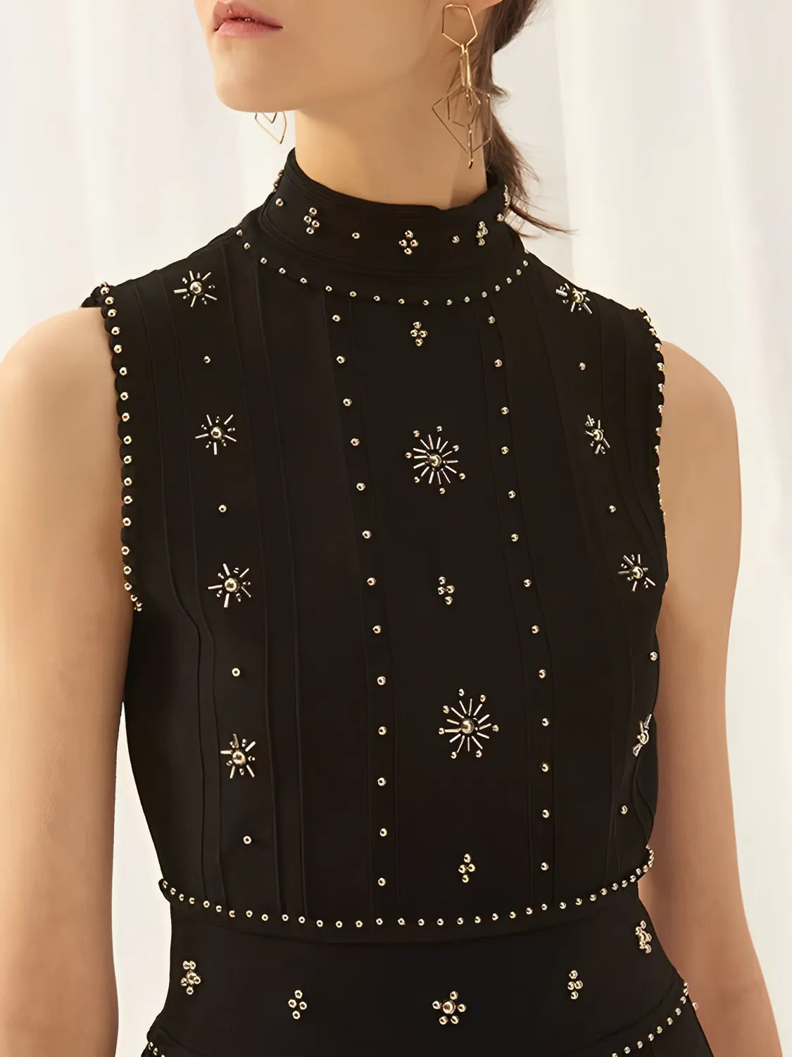 Vestido Feminino Midi Elegante com Gola Alta e Bordados em Pedraria - Penelope