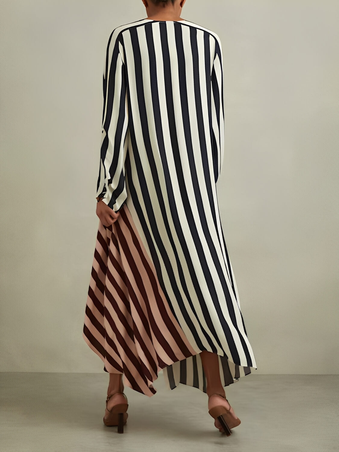 Vestido Mullet Listrado Manga Longa com Decote V Bicolor - Maris