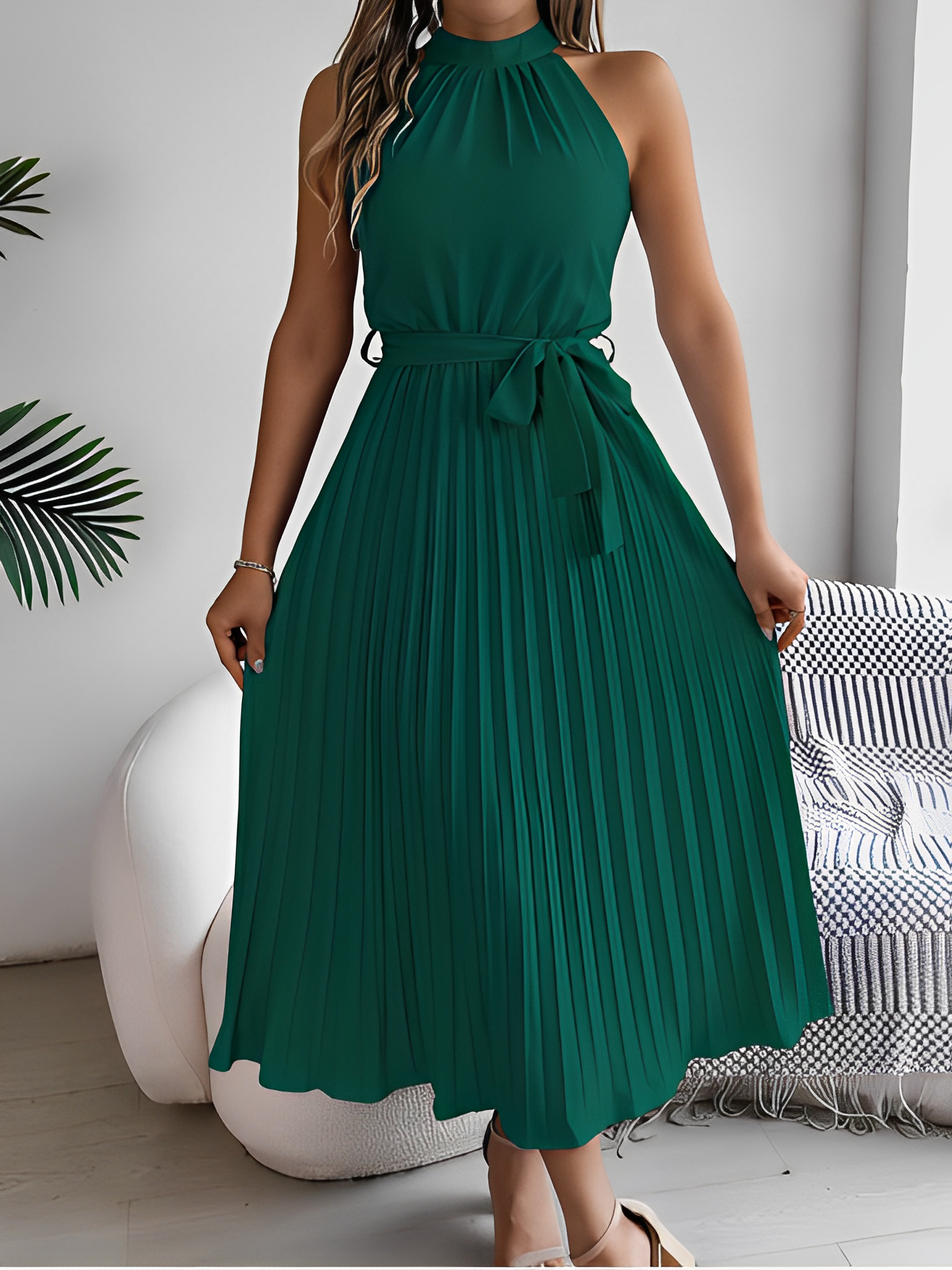 Vestido Feminino Midi Plissado com Decote Halter e Faixa na Cintura - Dora